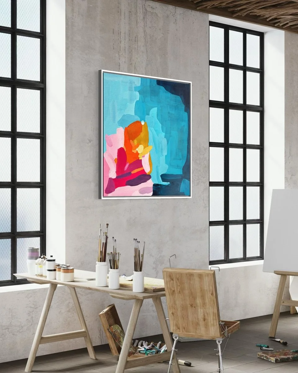 Blick ins Atelier mit Loft Atmosphänre von Künstlerin Birgit Trofer: Das Werk Sun-drenched Ambition an der Wand, umgeben von Pinseln und Farbpigmenten.