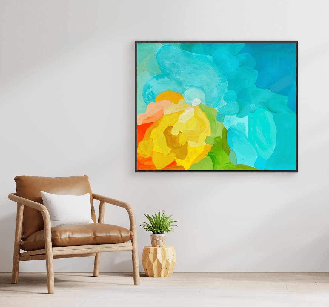 Hochwertiger Kunstdruck Shoreline Clarity von Birgit Trofer im schwarzen Schattenfugenrahmen als beruhigender visueller Anker in einer exklusiven Praxis.