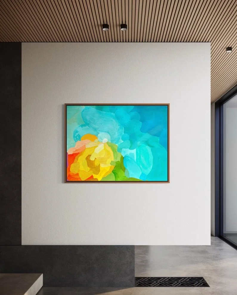 Blick in das lichtdurchflutete Atelier mit Loft-Charakter: Das abstrakte Gemälde Shoreline Clarity von Birgit Trofer fertig inszeniert im Studio.