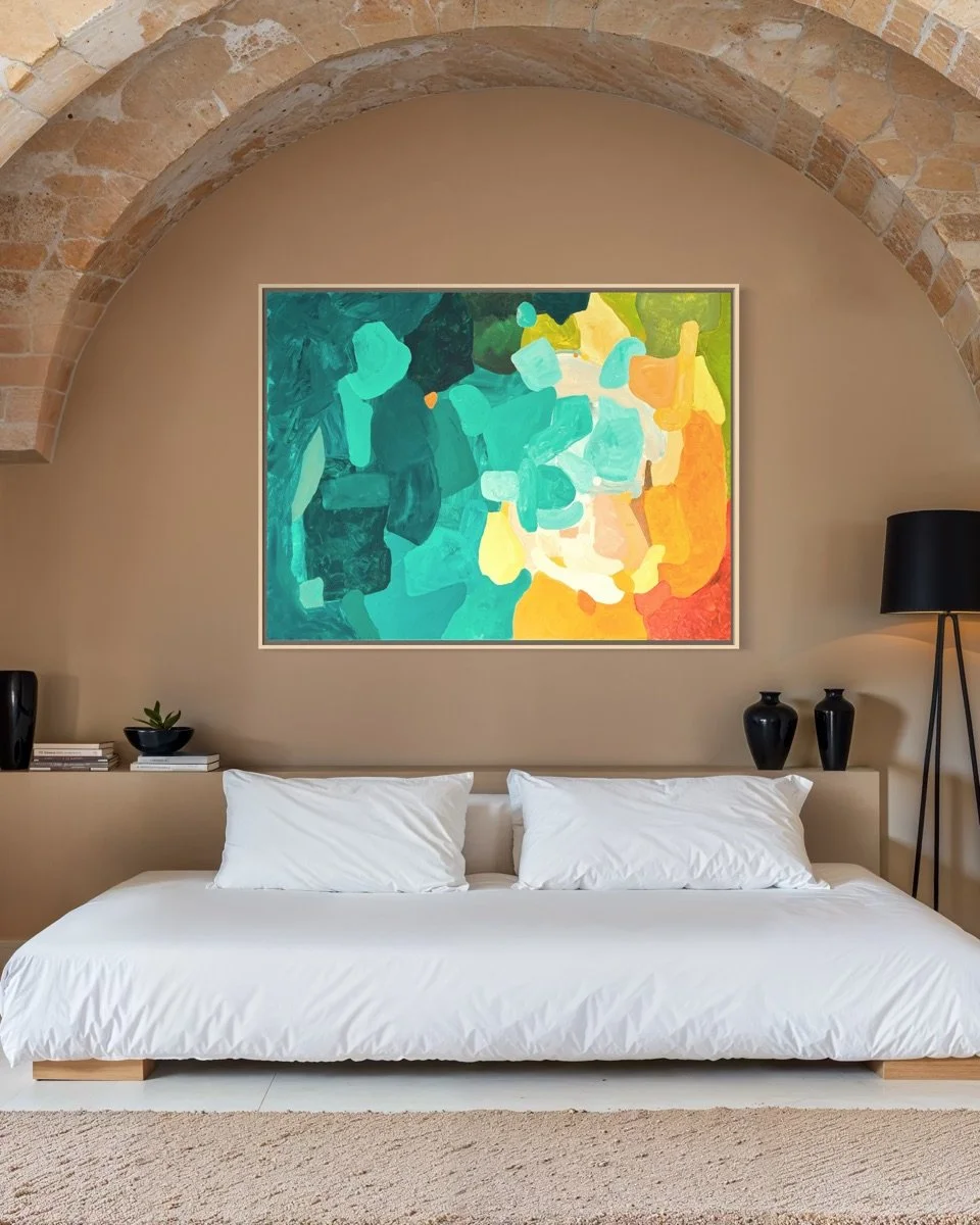 Abstraktes Gemälde Amber Perspective von Birgit Trofer im edlen Schlafzimmer über einem Bett mit weißem Leinen vor einer cognacfarbenen Wand mit Sandstein-Rundbogen.