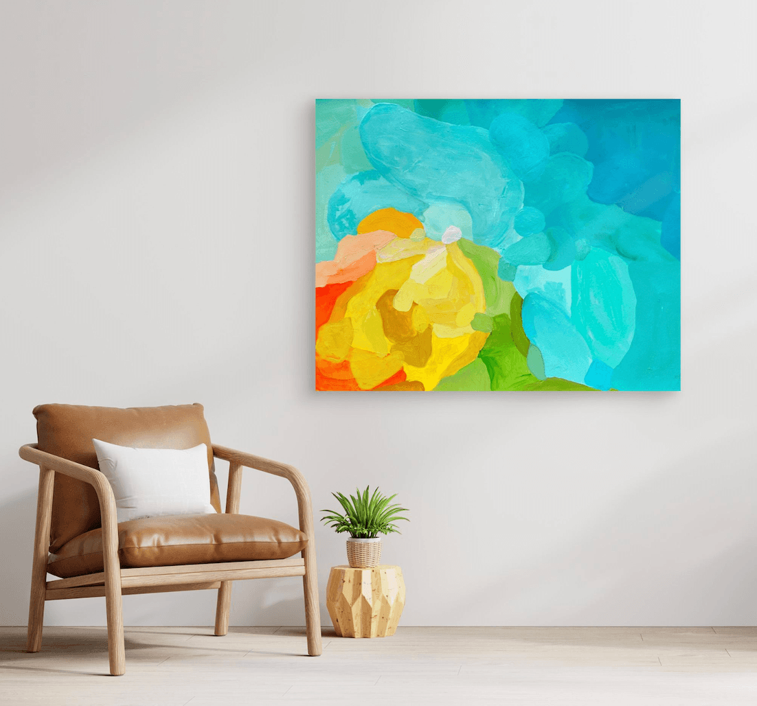 Großformatiger, randloser Leinwanddruck Shoreline Clarity von Birgit Trofer an einer hellen Wand im minimalistischen Wartezimmer neben einem cognacfarbenen Ledersessel.