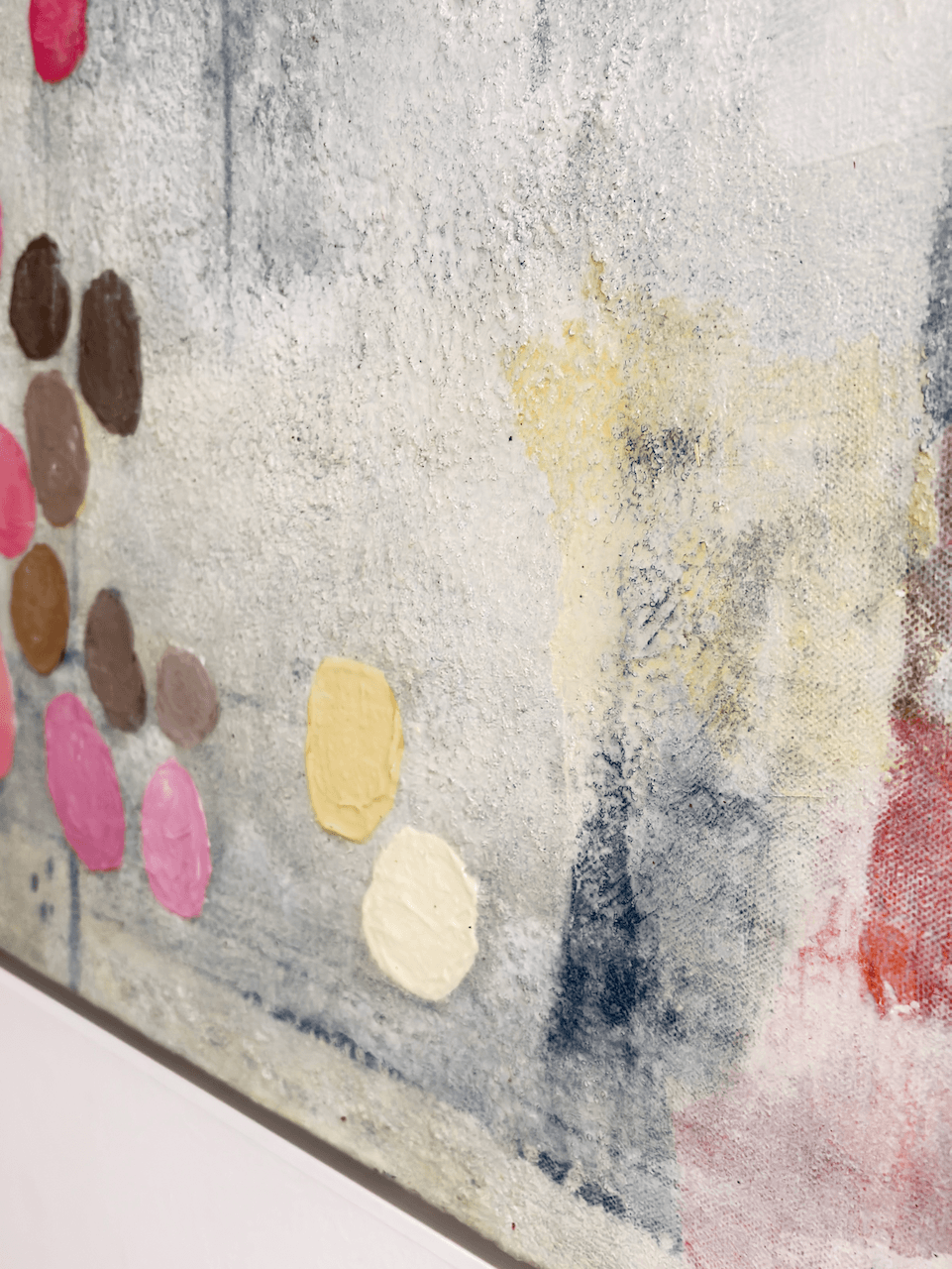 Close-up of the original abstract painting Graceful Dance by Birgit Trofer fokussing on the different layers and textures and the colourful nuances.