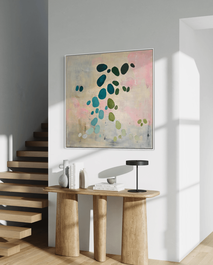 Measuring Light, ein originales abstraktes Kunstwerk aus der Serie Dancing Palette von Birgit Trofer, im weißen Schattenfugenrahmen, in einem modernen hellen Flur eines lichtdurchfluteten Hauses, oberhalb eines Sideboards aus Eichenholz.