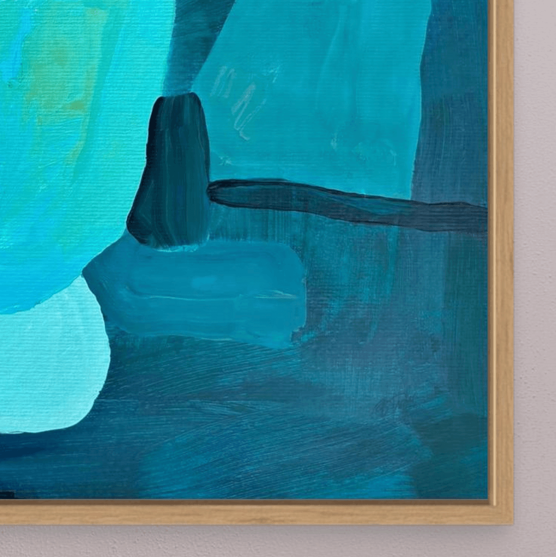 Nahaufnahme des Kunstdrucks Deep Swell von Birgit Trofer. Fokus auf das Zusammenspiel der vielschichtigen blauen und türkisen Pigmente mit der organischen Struktur des Eichenholzes.