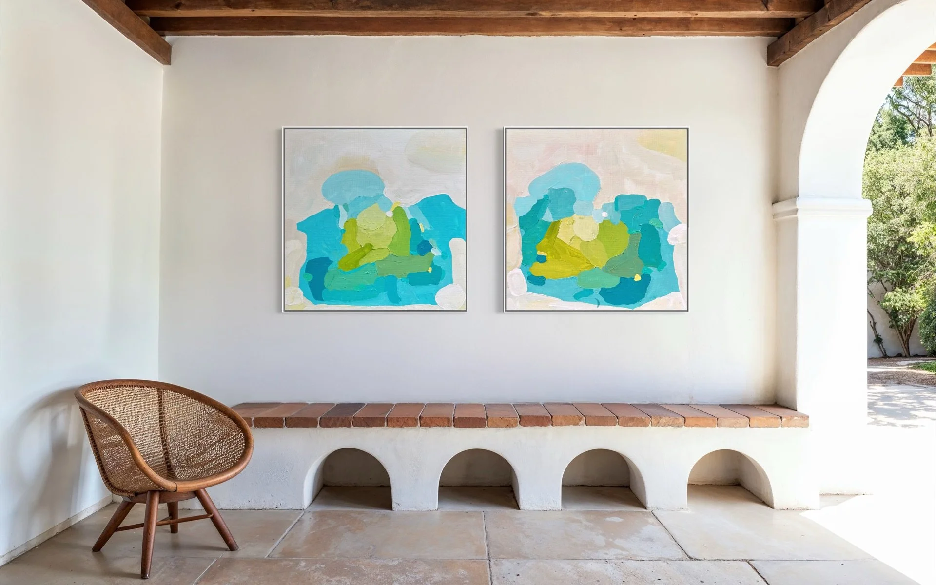 Zweiteiliges Kunstdruck-Set (Diptychon) von Birgit Trofer über einer gemauerten Sitzbank auf einer exklusiven, überdachten mediterranen Terrasse mit Urlaubsflair.