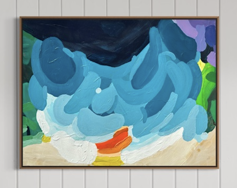 Zeitgenössisches Gemälde Luminous Tide von Birgit Trofer. Abstrakte Interpretation von Meereswellen im Close-up, schwebend im edlen Schattenfugenrahmen aus Eiche an einer weißen Holzwand.