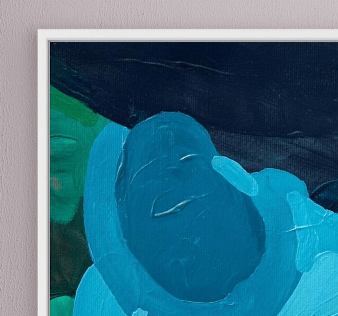 Detailansicht des Fine Art Prints Luminous Tide von Birgit Trofer. Fokus auf die schwungvolle Energie der Wellen und den präzisen Übergang zum weißen Schattenfugenrahmen.