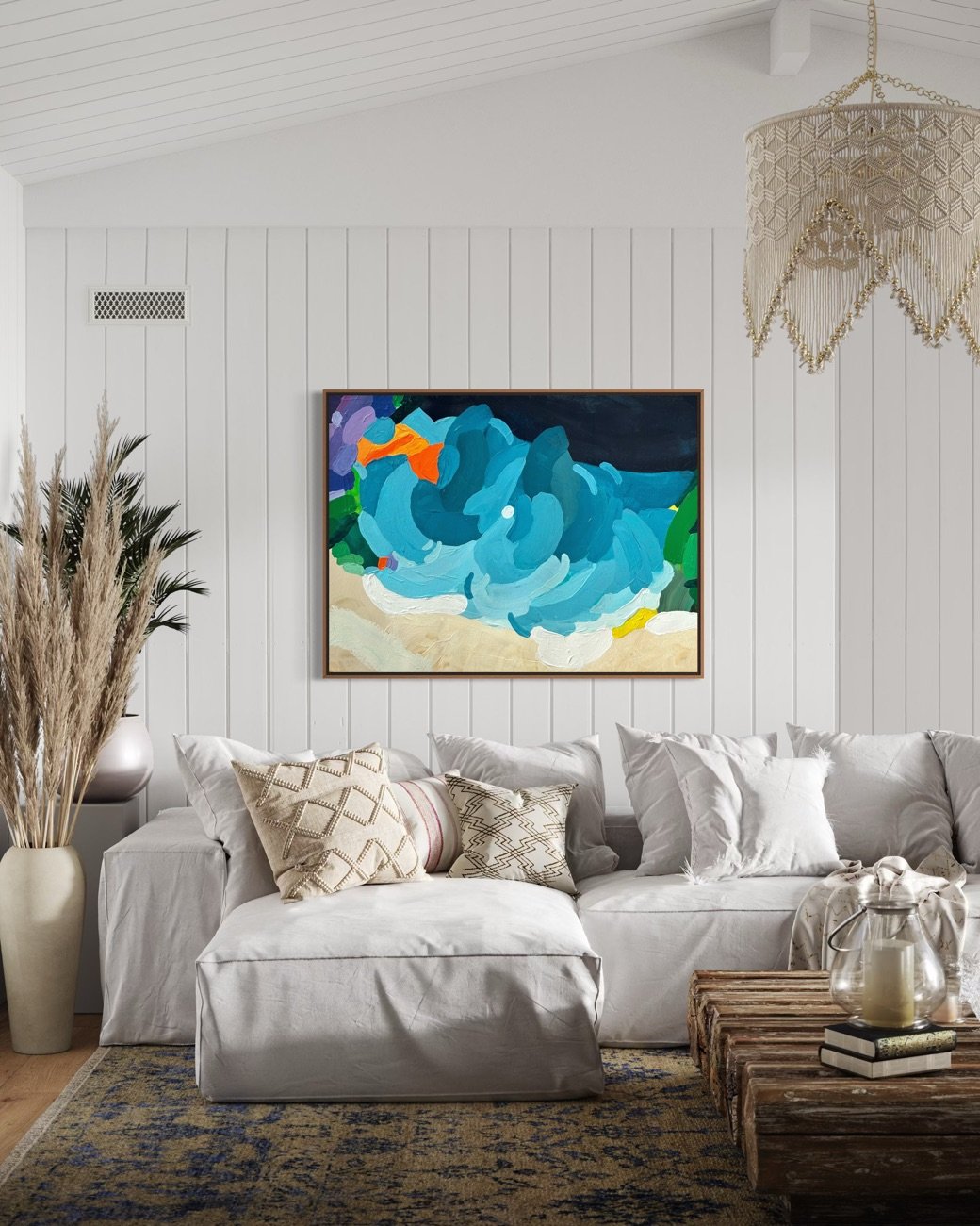 Großformatiges abstraktes Gemälde von Birgit Trofer in einem gemütlichen mediterranen Wohnzimmer mit hellem Interior, Leinen und natürlichen Materialien.