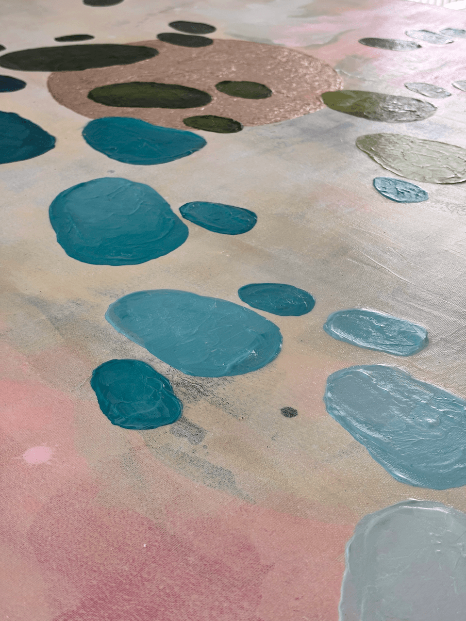 Close-up of subtle chromatic transitions and organic layered pigments in 'Dancing Palette - Scope of Choice', highlighting the Mother Color mixing method by Austrian artist Birgit Trofer.