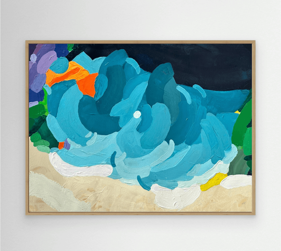 Zeitgenössischer Kunst-Druck Tidal Shift von Birgit Trofer, harmonisch präsentiert in einem hochwertigen Schattenfugenrahmen aus Eiche natur, Frontansicht.