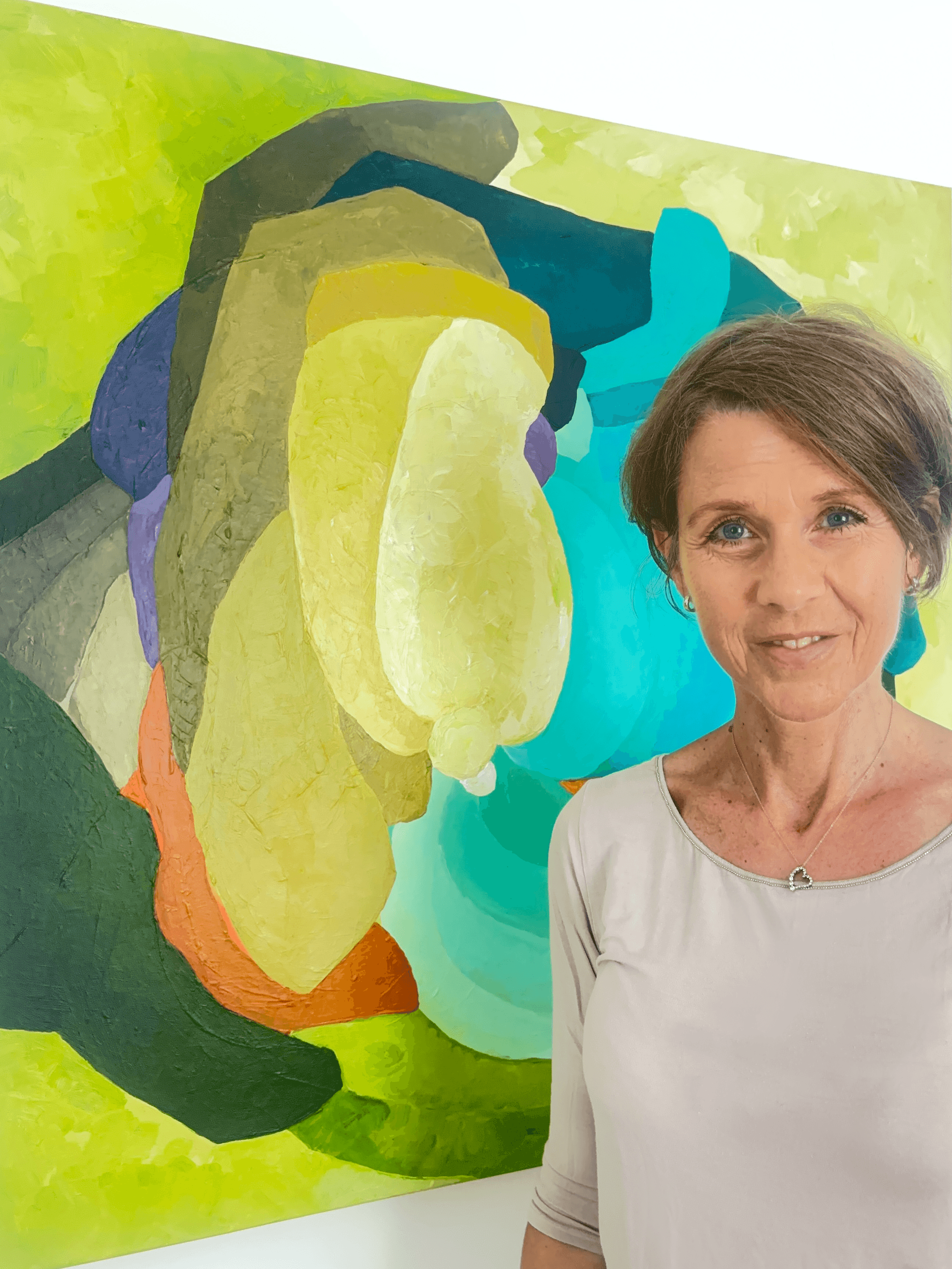 Die Malerin Birgit Trofer in ihrem Studio vor dem Werk Centered Blooming.
