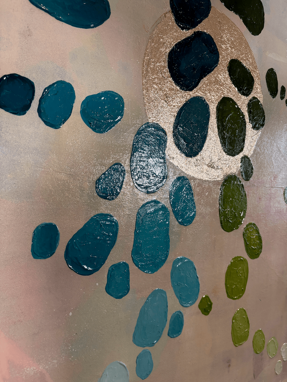 Close-up und Detail-Foto des Kunstwerks Inventing New Ground aus der Serie Dancing Palette von Birgit Trofer, das auf das Blattgold und die unterschiedlichen Nuancen von Blau fokussiert.