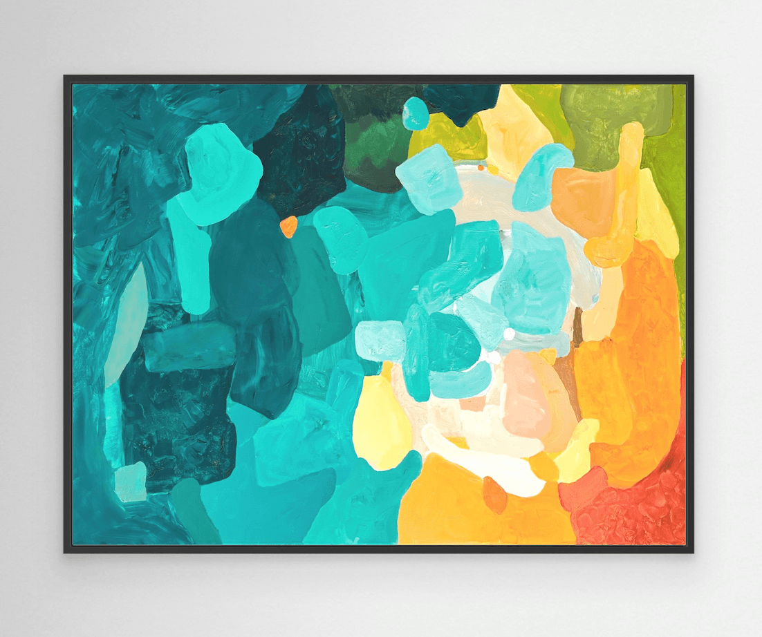 Zeitgenössischer Kunst-Druck Amber Perspective von Birgit Trofer, elegant präsentiert in einem kontrastreichen, schwarzen Schattenfugenrahmen, Frontansicht.