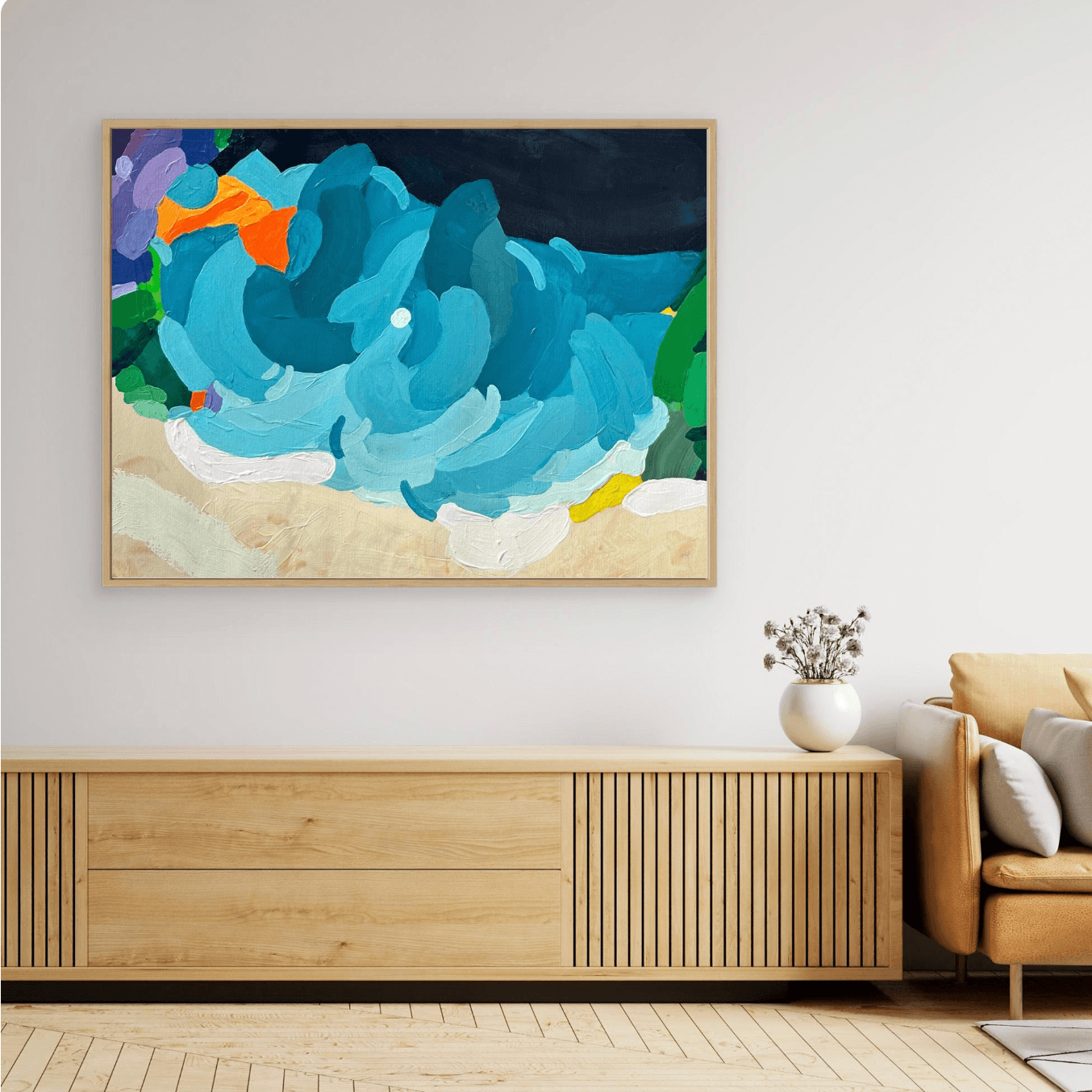 Hochwertiger Kunstdruck Tidal Shift von Birgit Trofer im Eichen-Schattenfugenrahmen über einem passenden Eichenholz-Sideboard in einem lichtdurchfluteten Raum.