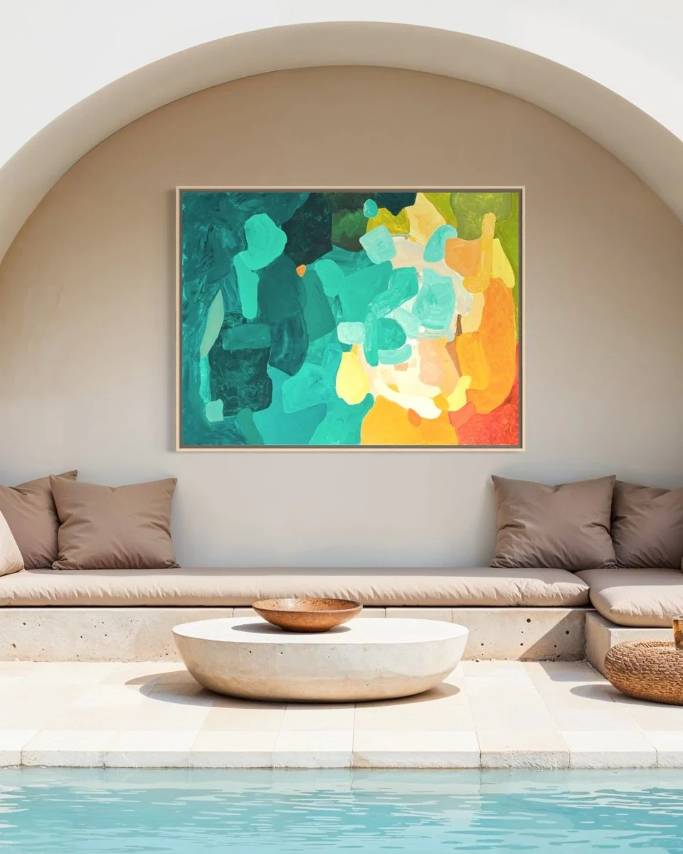 Exklusiver Kunstdruck Amber Perspective von Birgit Trofer als farbenfroher visueller Anker in einer luxuriösen Outdoor-Lounge direkt neben dem Pool.