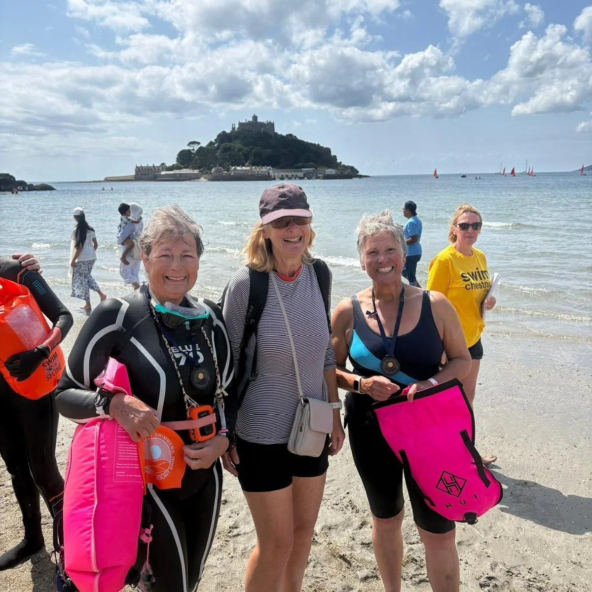 #FridayFundraiser✨

This week, we're thanking Julie Eccles, who's been braving a series of very chilly swims across the beautiful Devon and Cornwall coast to say thank you to teams across @uhp_nhs

In 2019, Julie was diagnosed with smouldering myelom