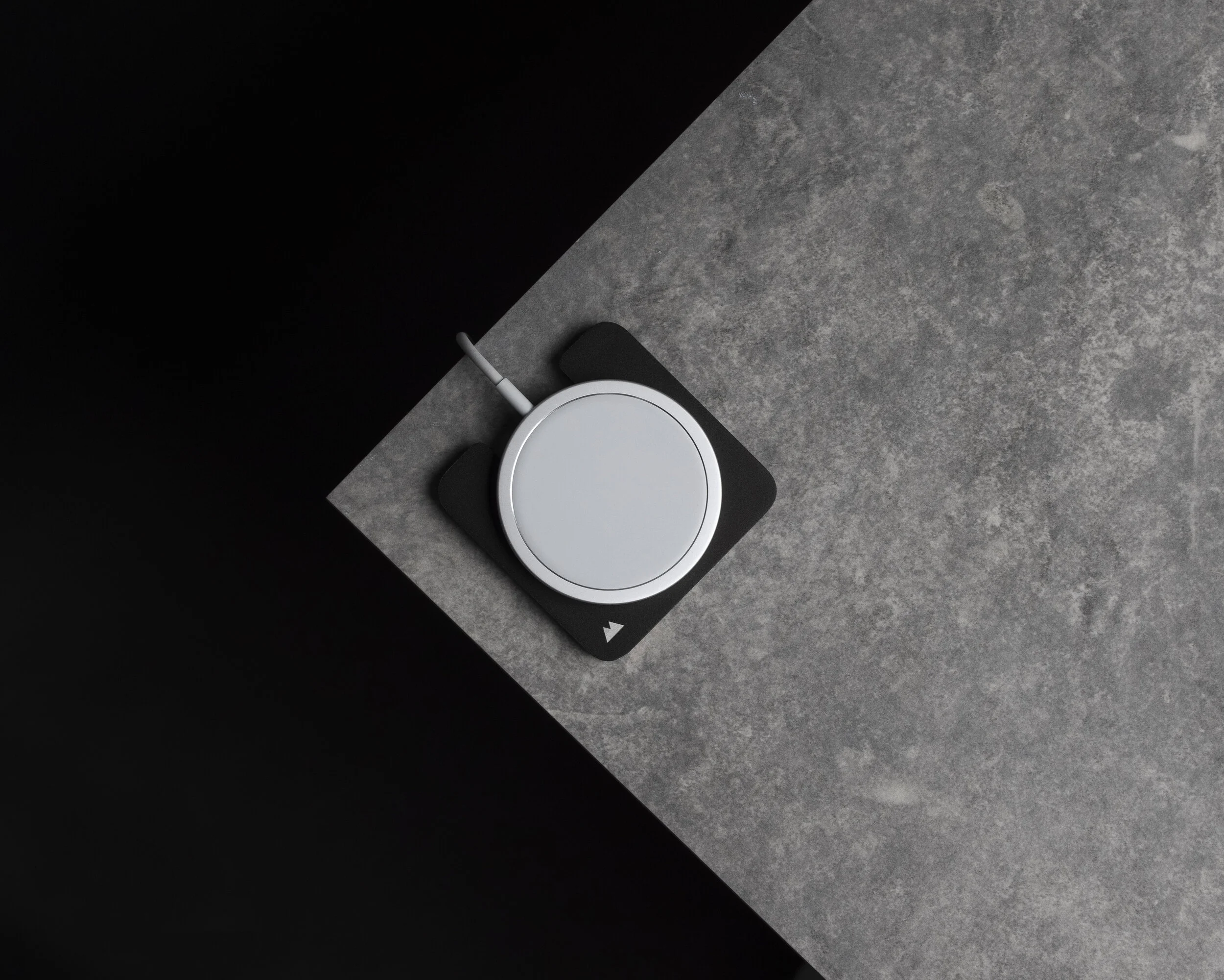 Magsafe_Dock_Charger_300_Corner.jpg