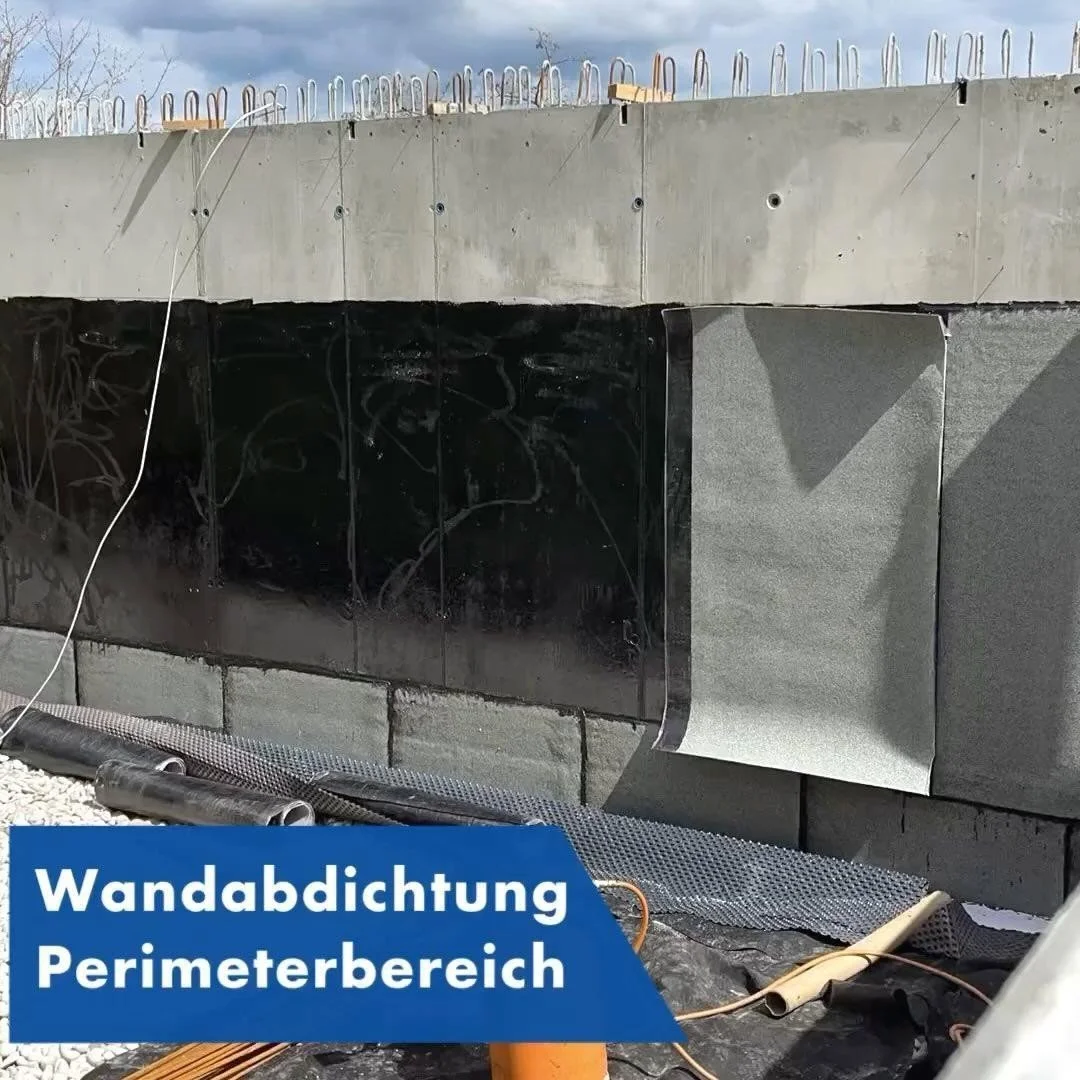 Wandabdichtung im Perimeterbereich gegen dr&uuml;ckendes Wasser. 
Eine hohe verwantwortungsbewusste Arbeit, damit kein Wasser in das Haus eindringen kann. 

#abdichtung #flachdach #bauder #perimeter #unterterrain #schleifen #vorstreichen #bitumenbahn