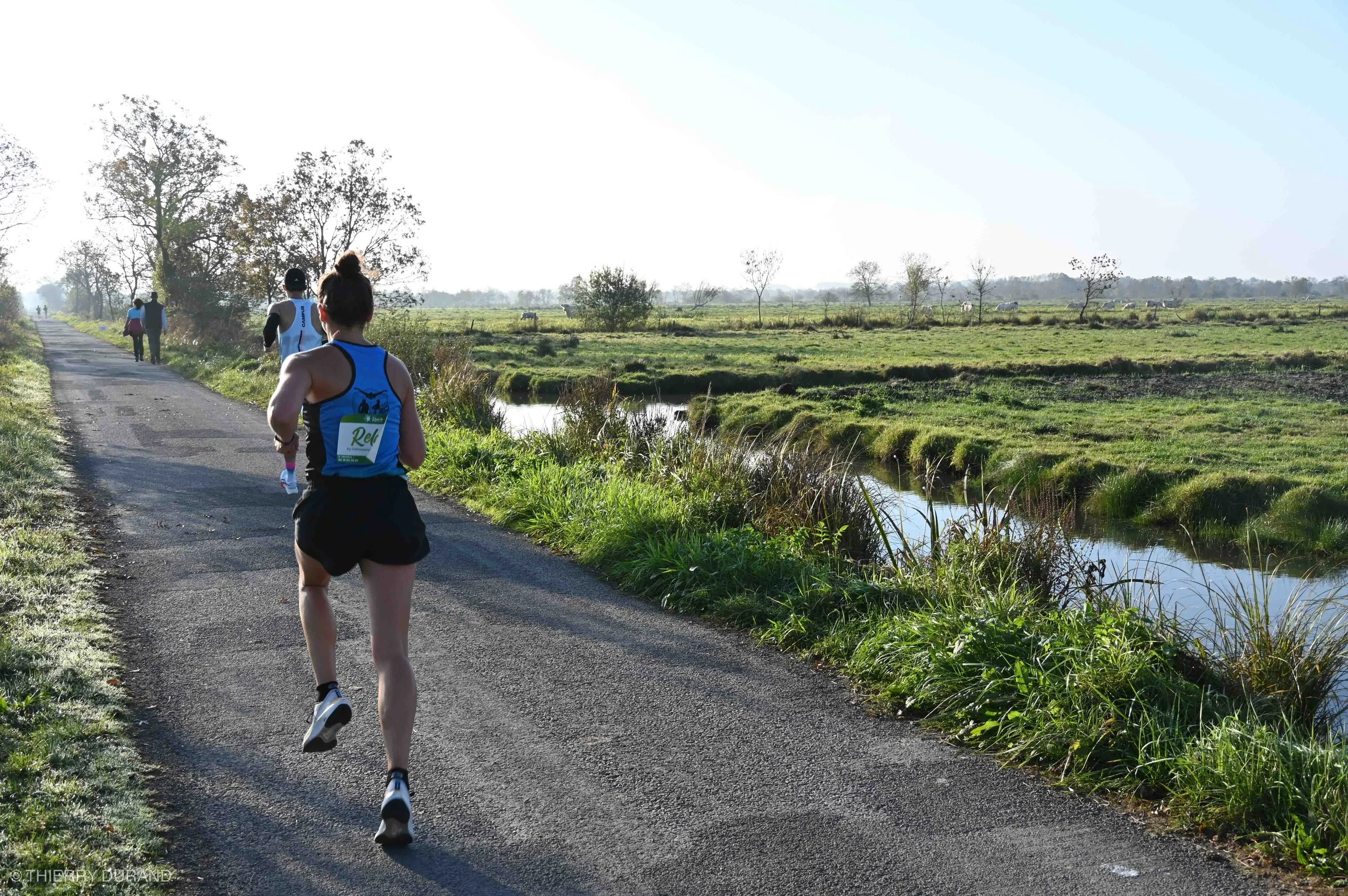 Des coureurs et courreuses s'élençant dan les marais de Saint Etienne de Montluc. Photo prise par Thierry Durand