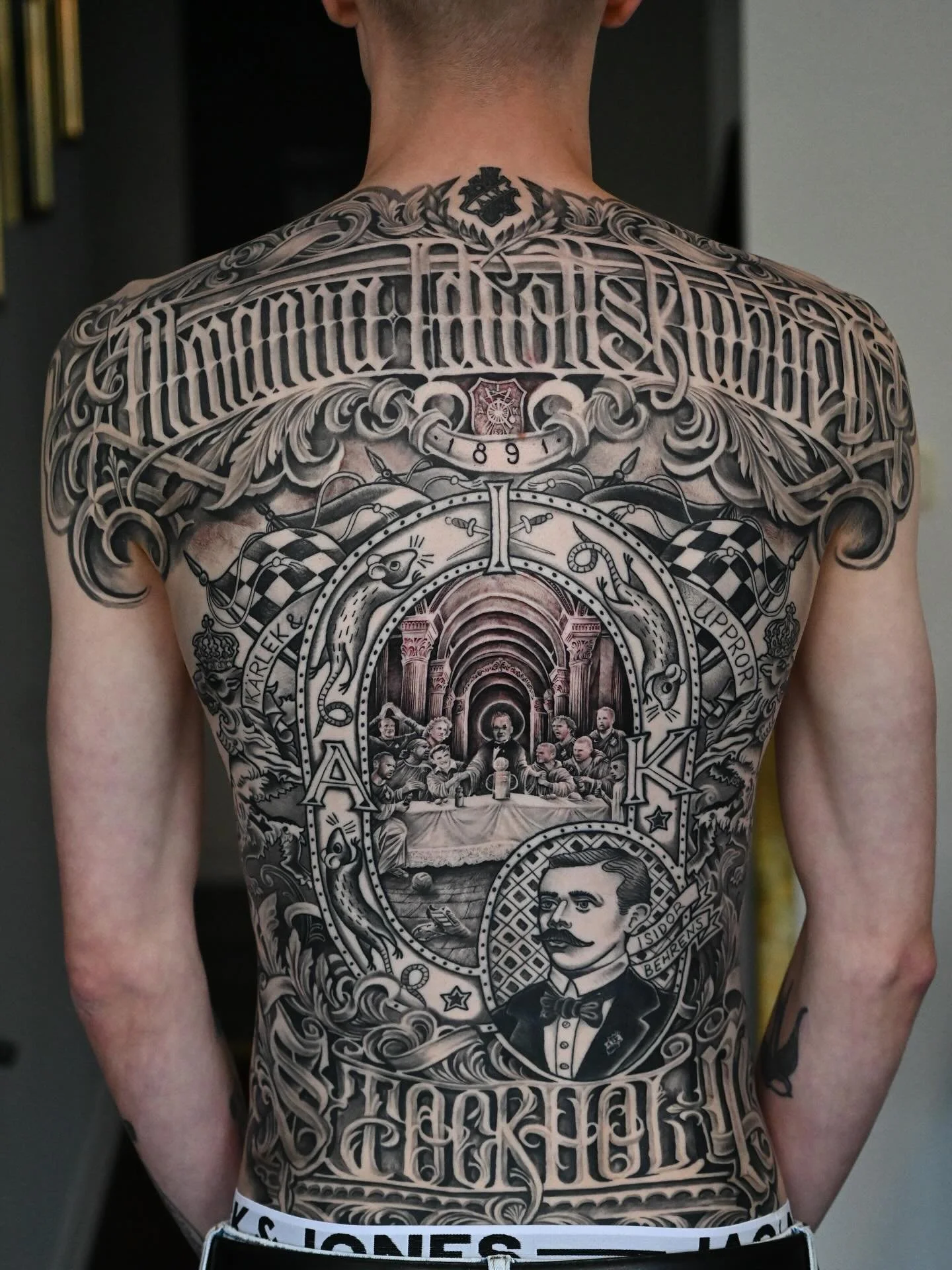 Bokar upp h&ouml;st och vinter kommande dagarna. Skicka g&auml;rna meddelande igen ifall jag missat och svara. Skicka en bild/beskrivning p&aring; motiv! Och telefon nr! 🖤💛
Motivet p&aring; bilden &auml;r ett samarbete mellan mig och @johan.forever