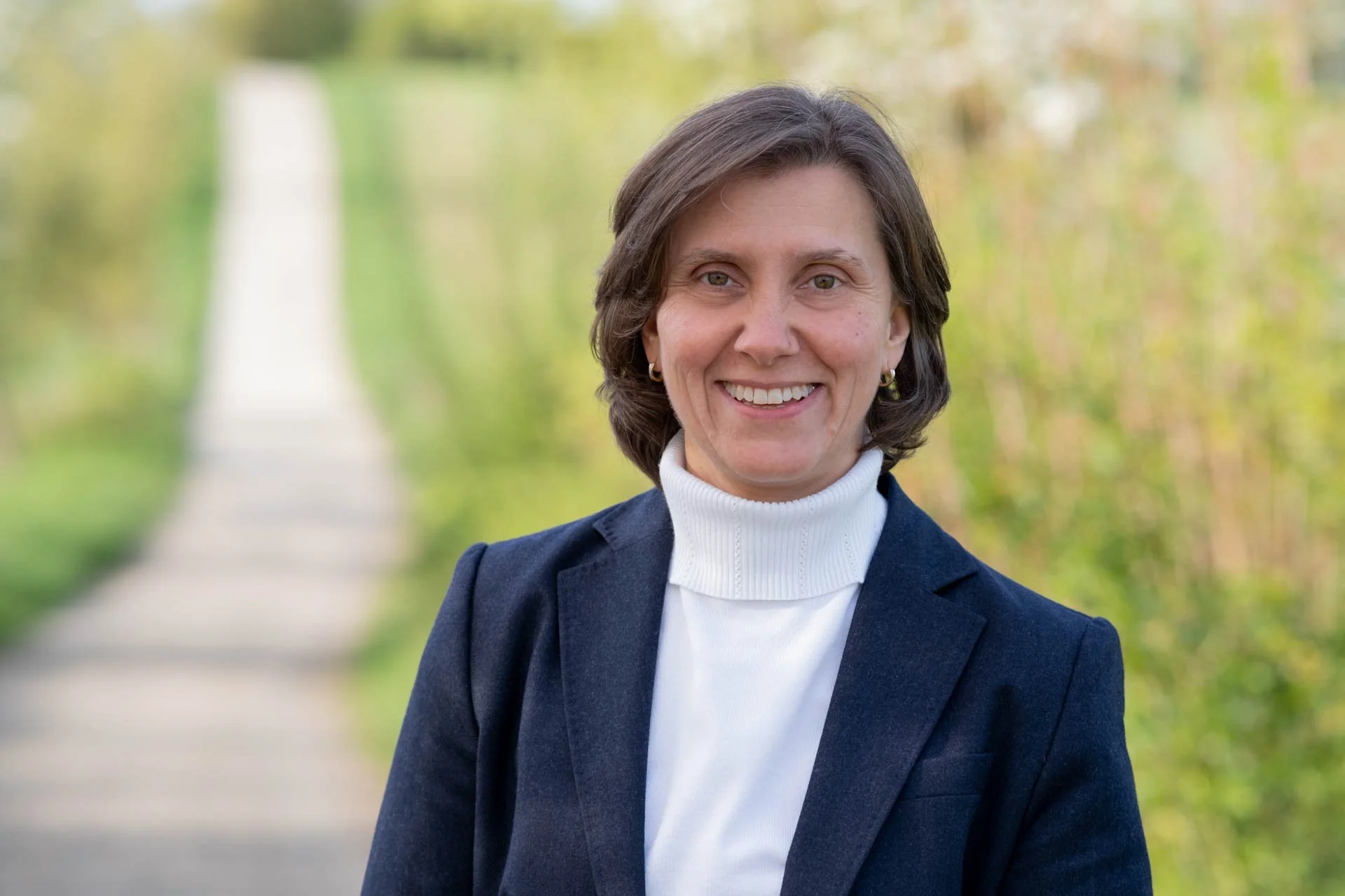 Portrait Sandra Ludwig im Grünen