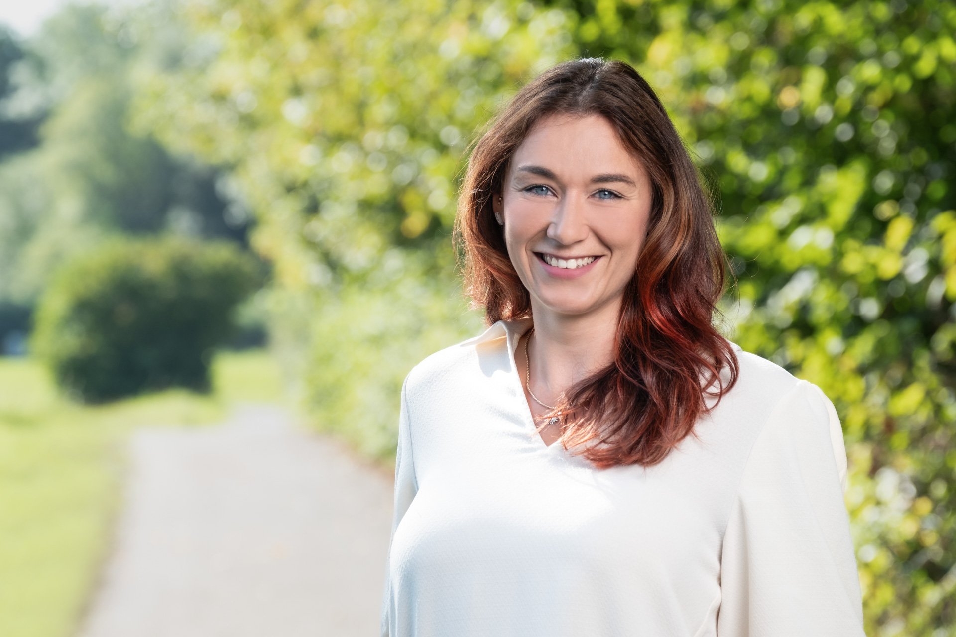 Portrait Sabine Siemon im Grünen