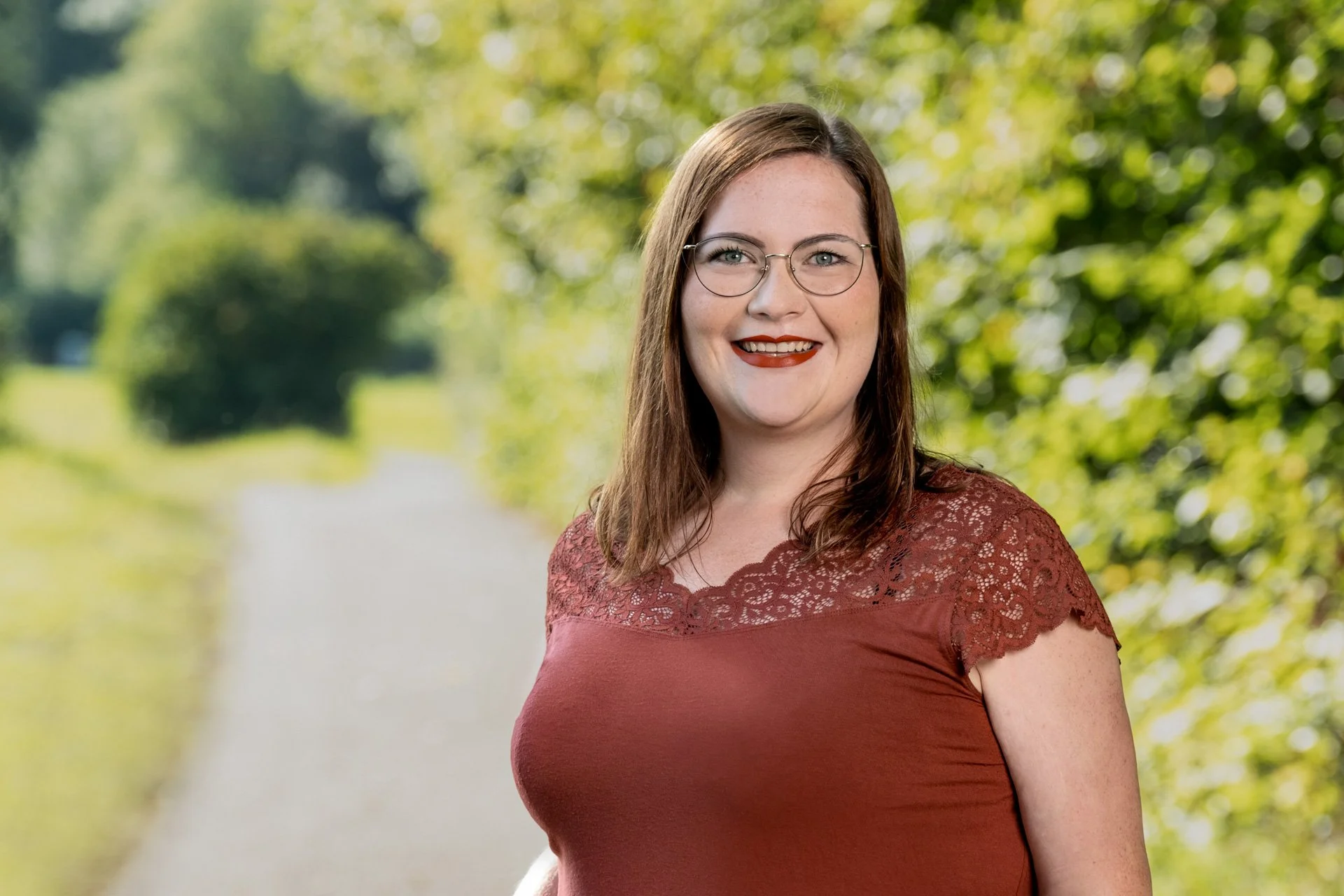 Portrait Sabrina Lenz im Grünen