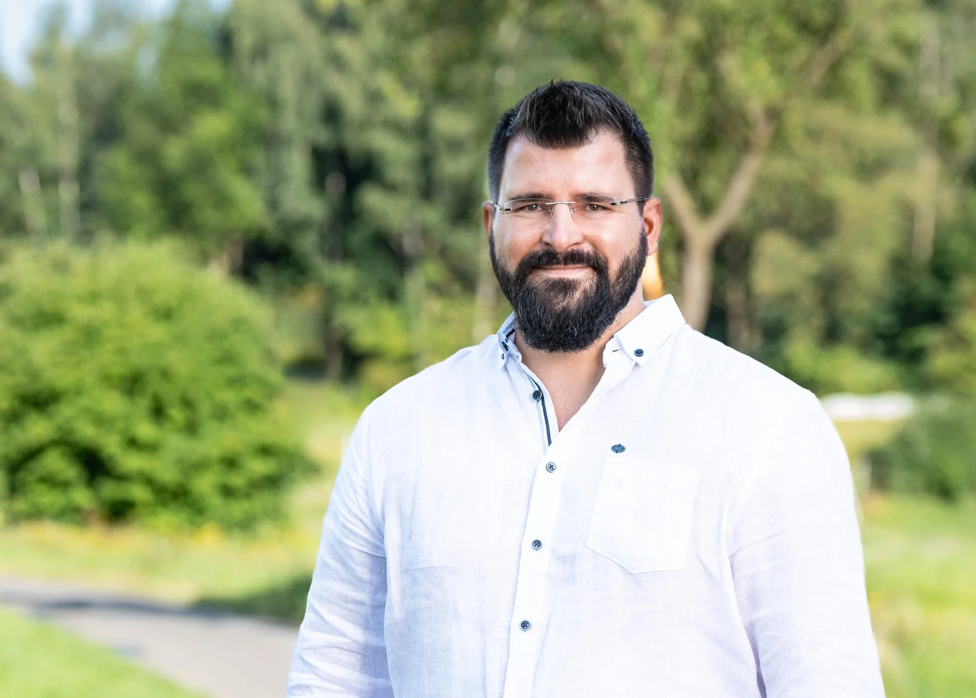 Portrait Jörg Lauenstein im Grünen