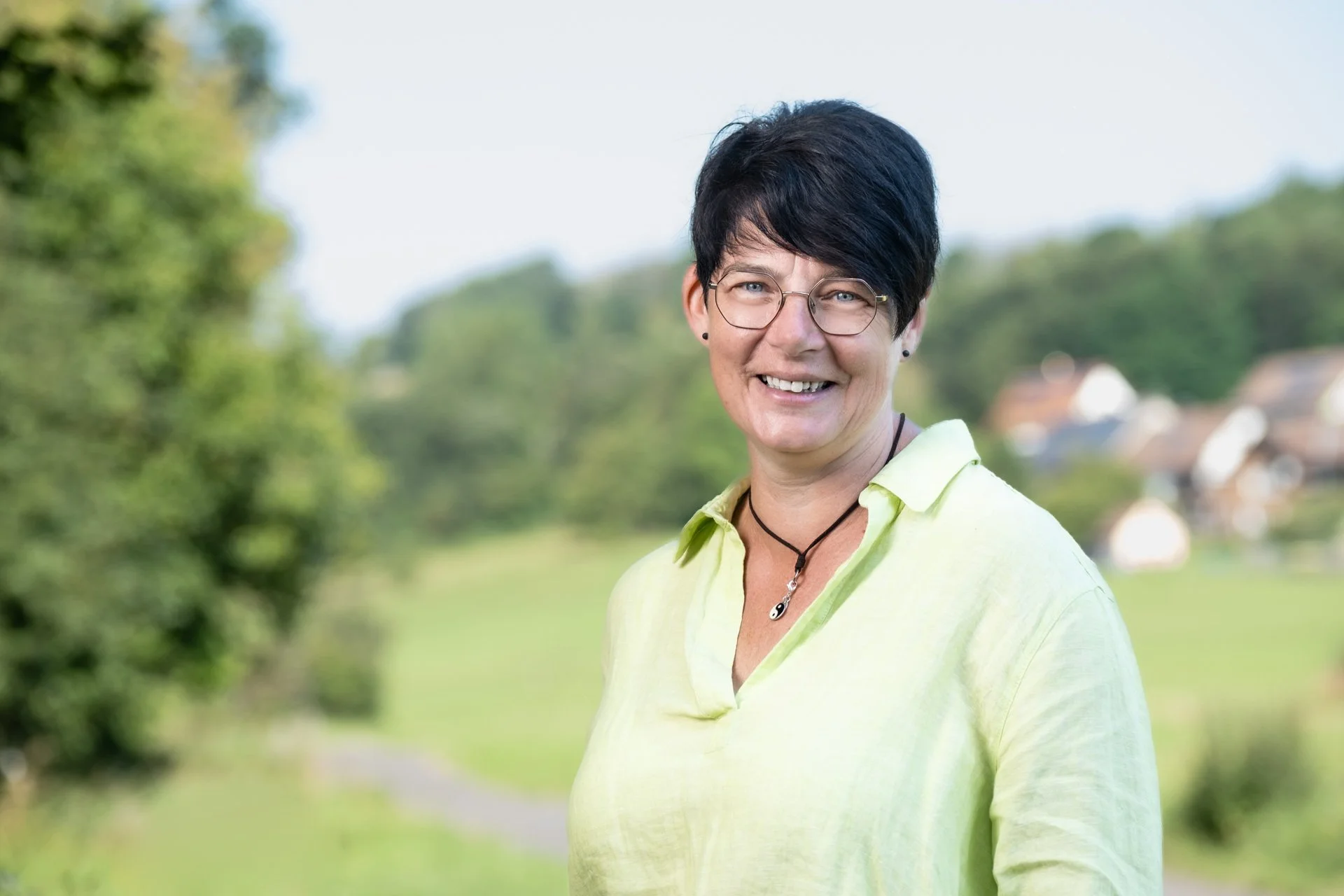 Portrait Nicole Kater im Grünen