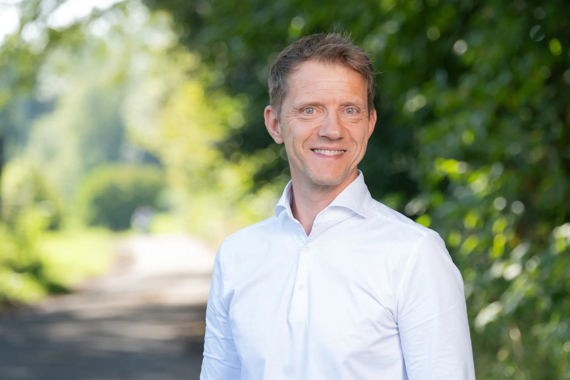 Portrait Henning Küker im Grünen