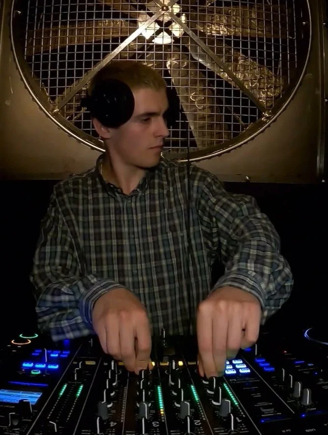 After a workday, a long night of dancing hardly 2 hours of sleep and another workday. I got the call from my lovely agent @loes.adriaans to do a set for @puin.collective &amp; @ruis_collective that night at @radiosmederij in the finest new club @demo