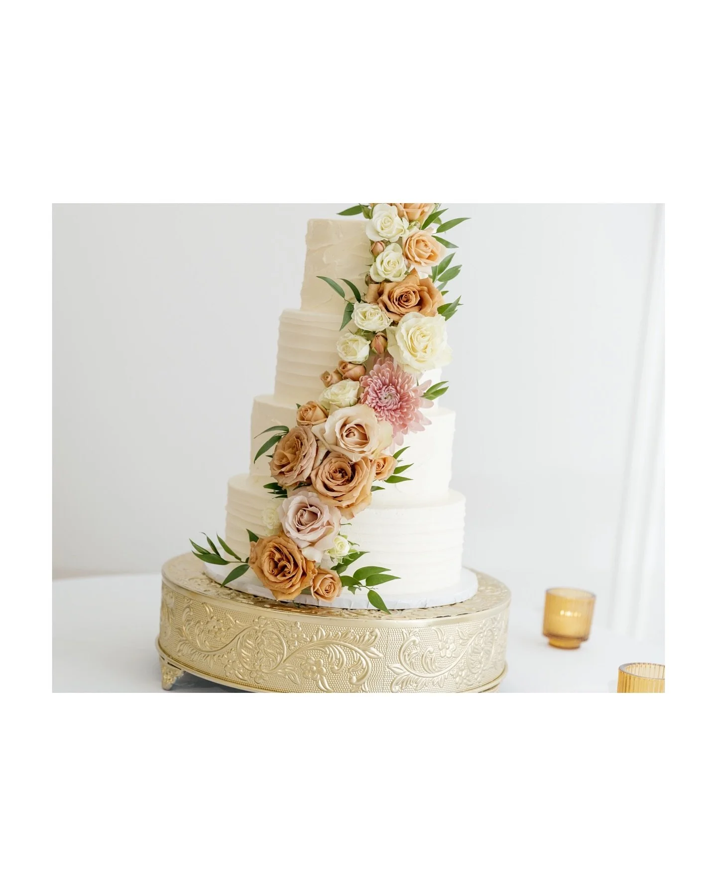 Layers of cinnamon cake and cinnamon buttercream perfection by @cupcakesdamour, gracefully draped in caramel, ivory, and blush blooms from @gardenofedennc 
A soft, timeless design that feels like a dream. 

Vendor love: 
@cupcakesdamour 
@gardenofede