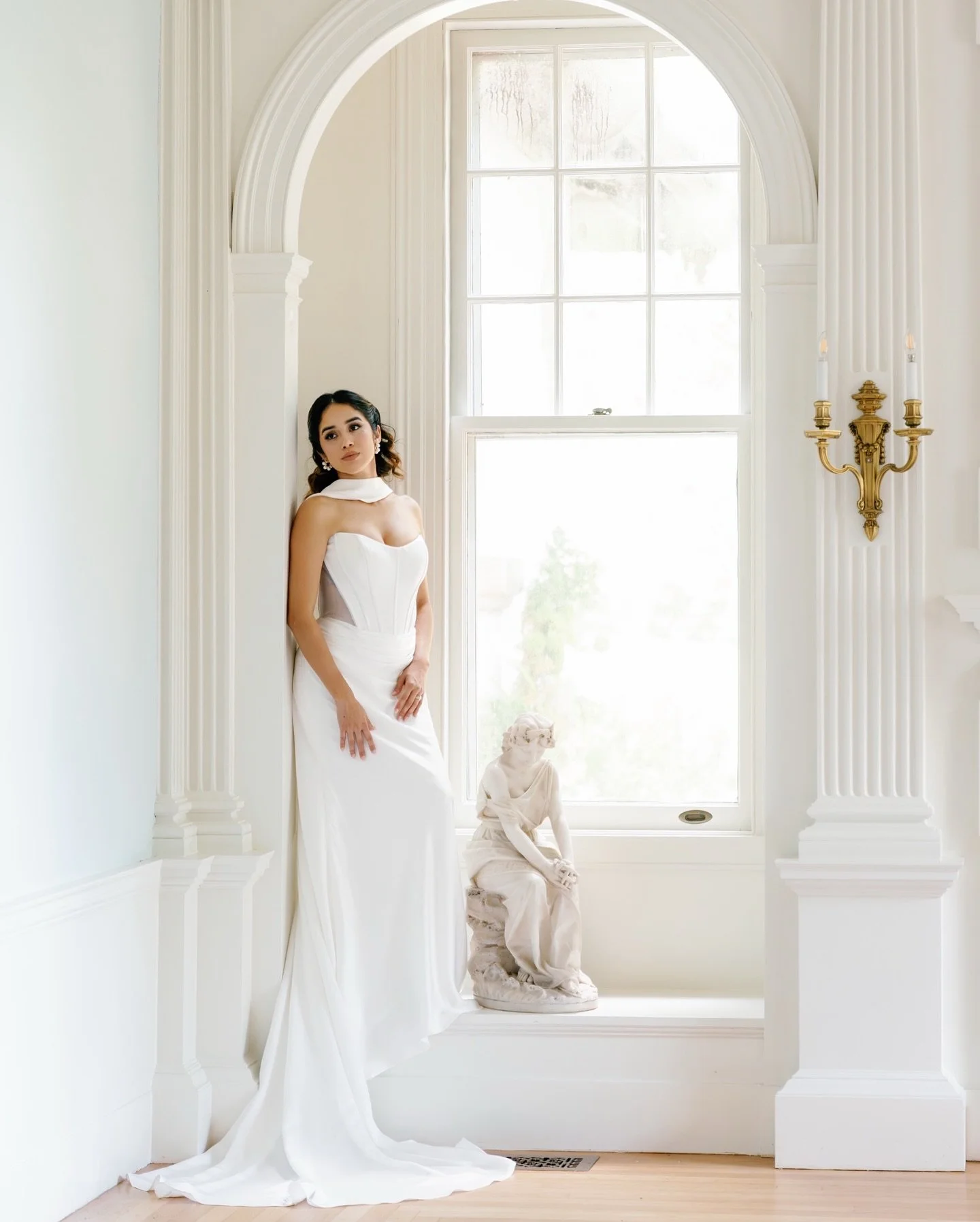 I&rsquo;ve been sitting on a gold mine with this summer editorial&hellip; decided to drip out more of this luxury content🤍 

Vendor love: 
Host @styled.shoots.by.jessica
Styling @styled.shoots.by.jessica @bohemekreative
Venue @hillhousedurham
Floris