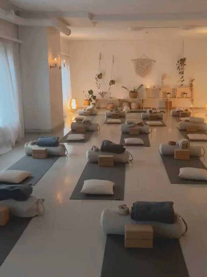 Marraskuun tunnelmia Tyyniss&auml; 🤍

Kiitos ihanat asiakkaamme, kun tulette ja olette.

Jooga tuo yhteen - n&auml;hd&auml;&auml;n matolla 🫶🏻

#joogastudiotyyni #joogaoulu #joogaaoulussa #joogayhdist&auml;&auml;