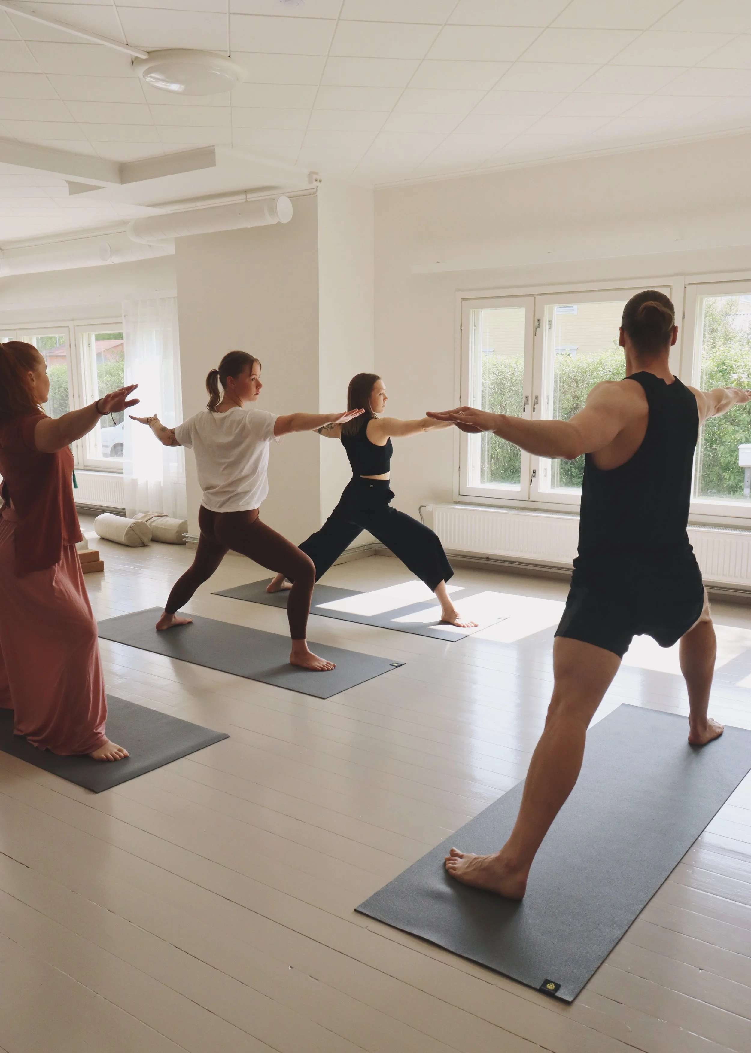 Voimistava päiväjoogatunti.