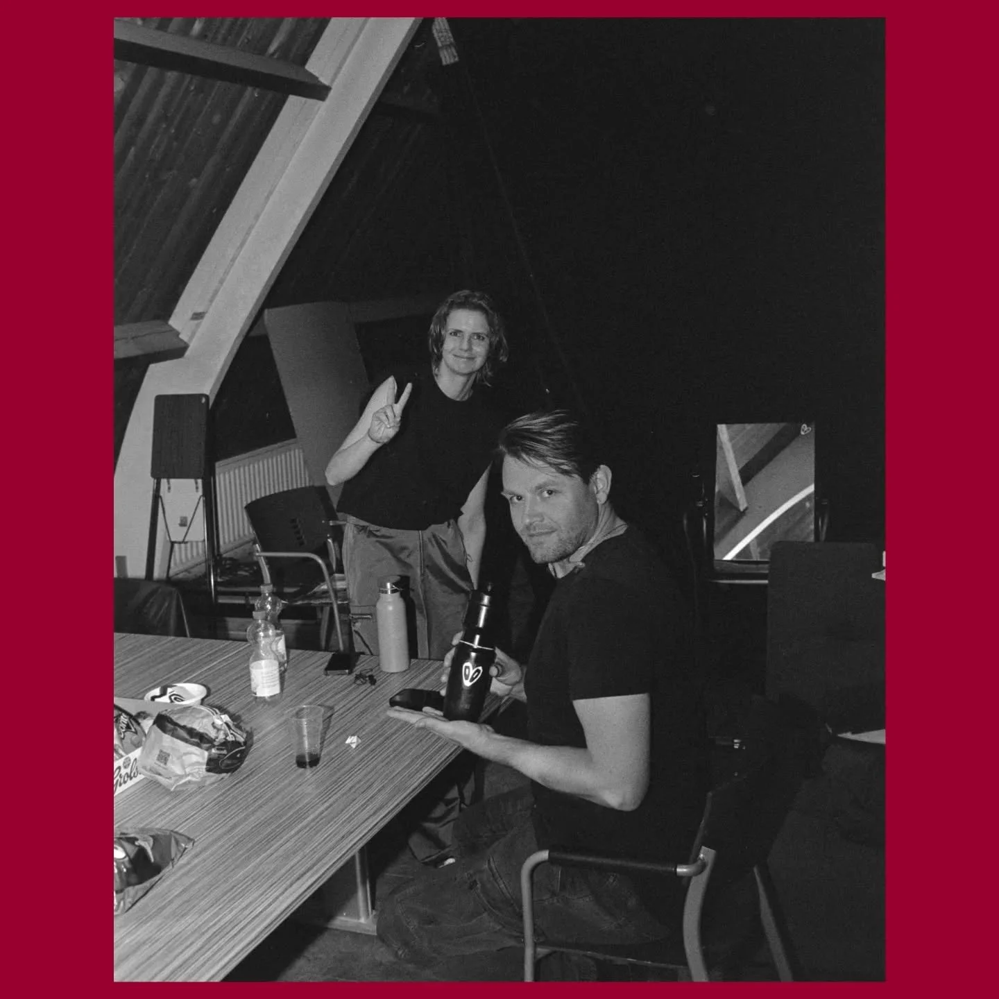 Ik ben best een beetje trots op de fotos van de album release van @blackboxred in de Beatriks met support van @plainbizarreband! 

Het licht was een uitdaging, maar de fotos zijn daar misschien nog wel vetter van geworden!