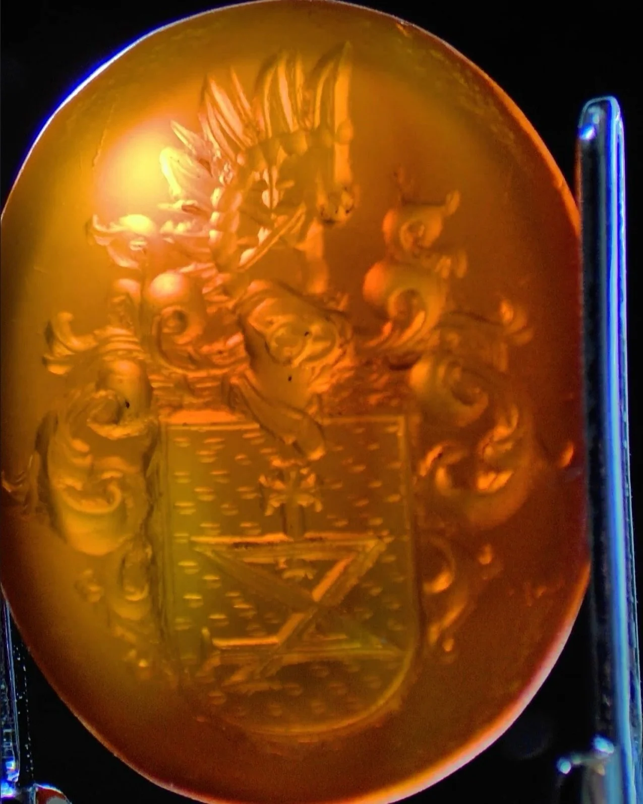 Found this carnelian calcedony quartz in a box full of scrapped gems. Gorgeous, right? What about this intaglio engraving? #carnelian #signet #intaglio #quartz #hobbylab #gemologist #gemology #hobby #gemidentification #gem #gemstones #gems #gemstone