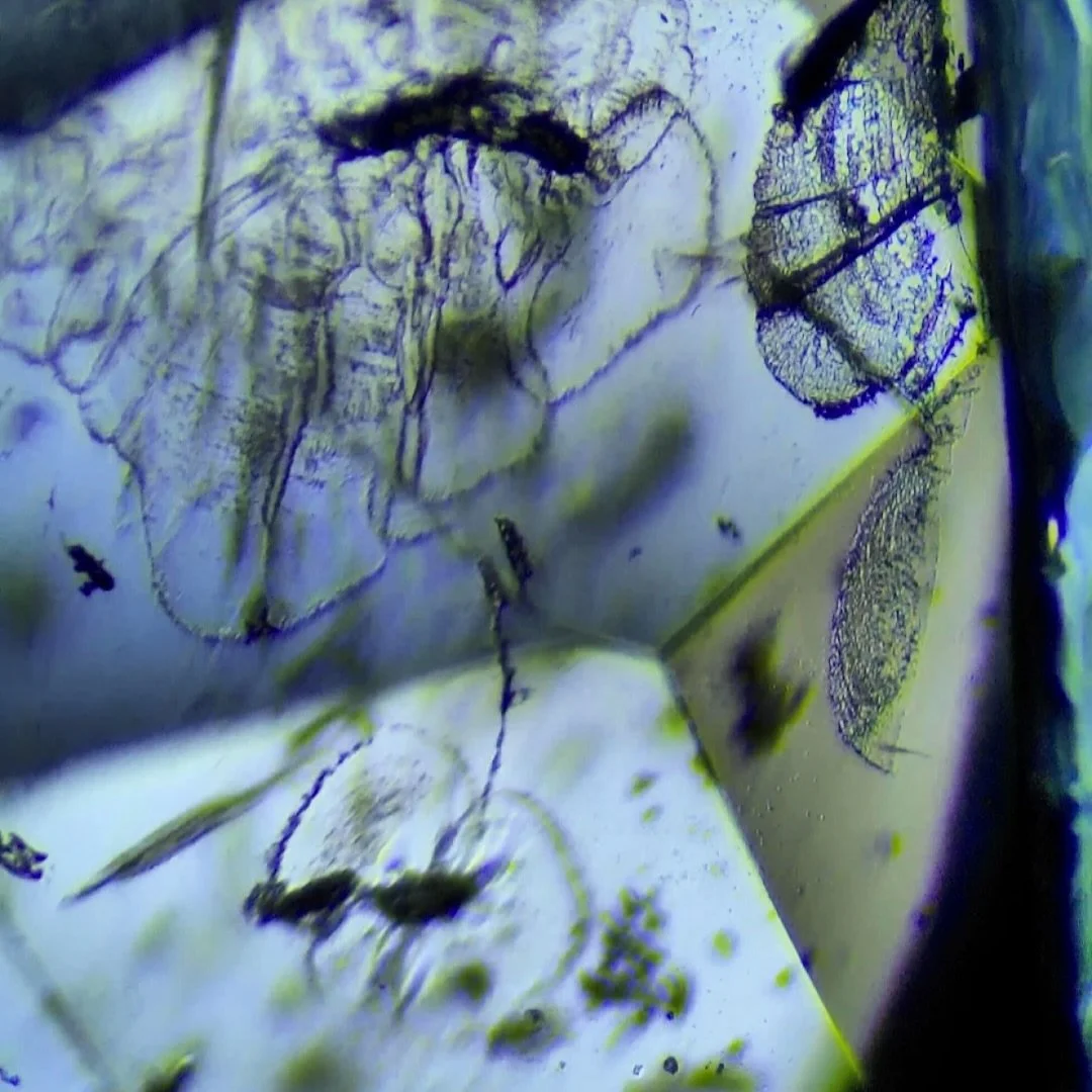 Gotta love aquamarine! They can be so fascinating inside. What about these inclusions? #beryl #aquamarine #naturalgemstones #hobbylab #gemologist #gemology #hobby #gemidentification #gem #gemstones #gems #gemstone #cutgems #facetedgems #gemstoneslove