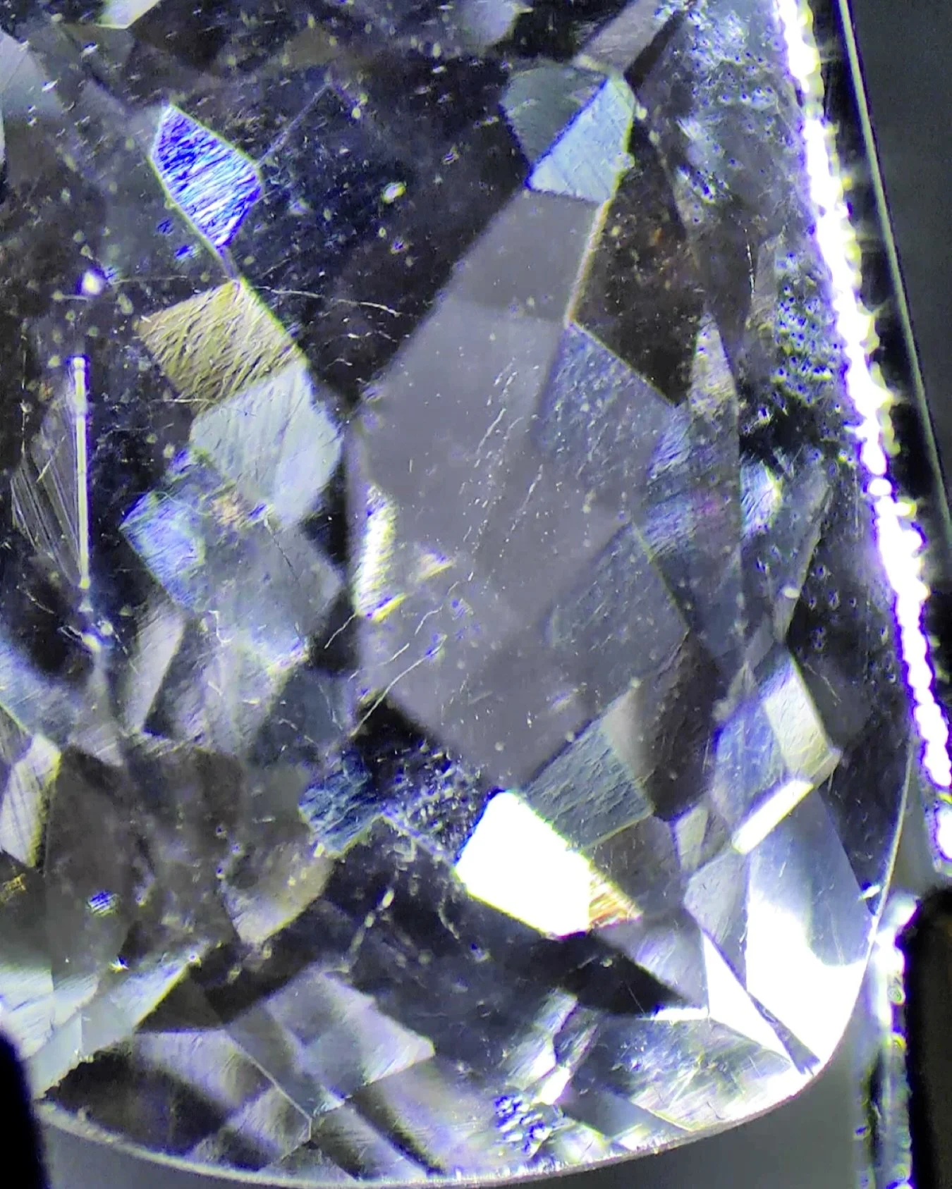 There’s something wrong with this goshenite. Can you tell? #beryl #synthetic #hydrothermal #hobbylab #gemologist #gemology #hobby #gemidentification #gem #gemstones #gems #gemstone #cutgems #facetedgems #gemstoneslovers #gemstonecarving