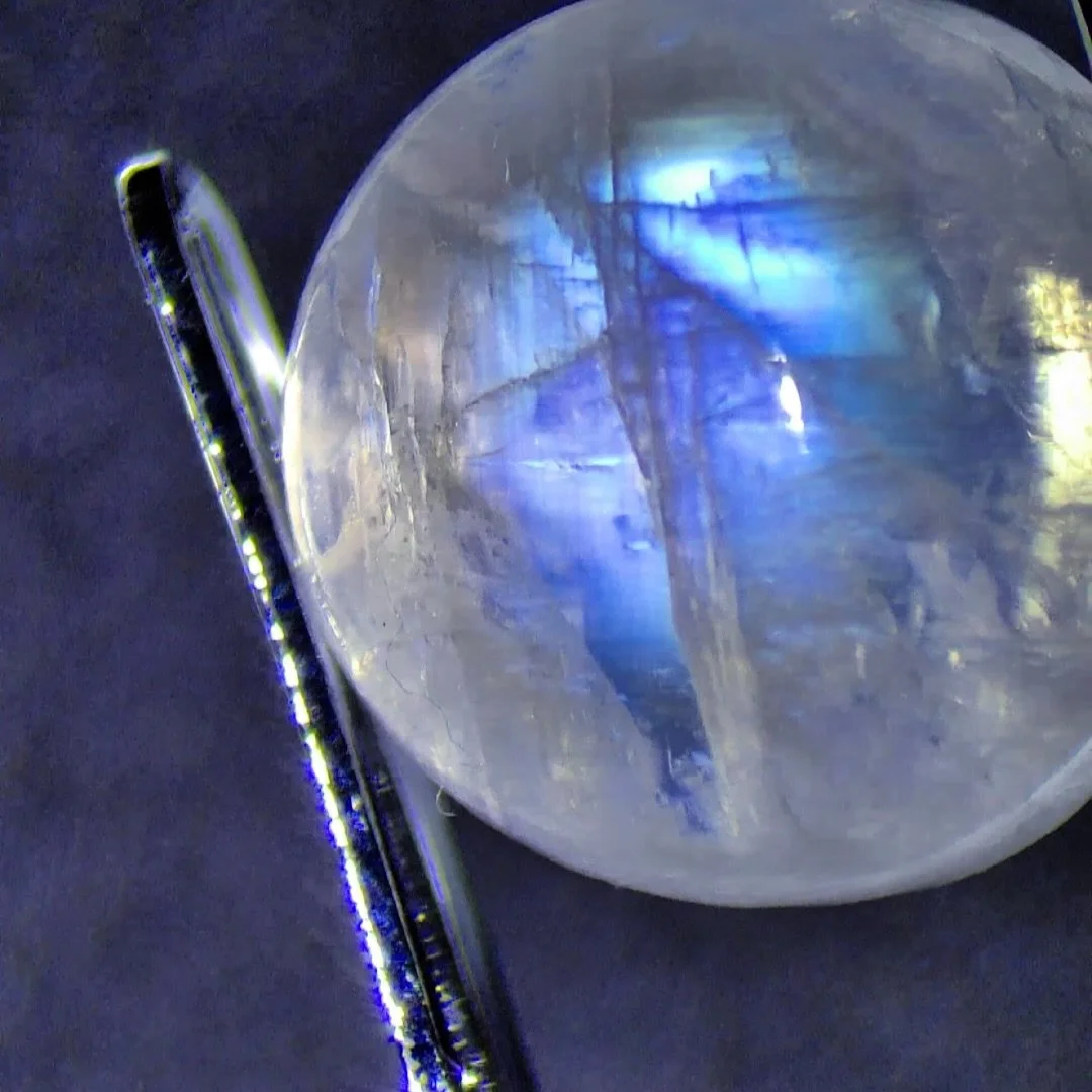 Adularescence in white labradorite. Mesmerizing blue hues shimmering from within. #hobbylab #gemologist #gemology #hobby #gemidentification #gem #adularescence #labradorite #gemstones #gems #gemstone #cutgems #facetedgems #gemstoneslovers #gemstoneca