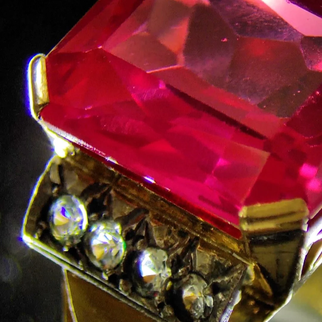 This old fake ring turned out not to be as fake as I always thought! #vintage #ring #syntheticsapphire #hobbylab #gemologist #gemology #hobby #gemidentification #gem #gemstones #gems #gemstone #cutgems #facetedgems #gemstoneslovers #gemstonecarving