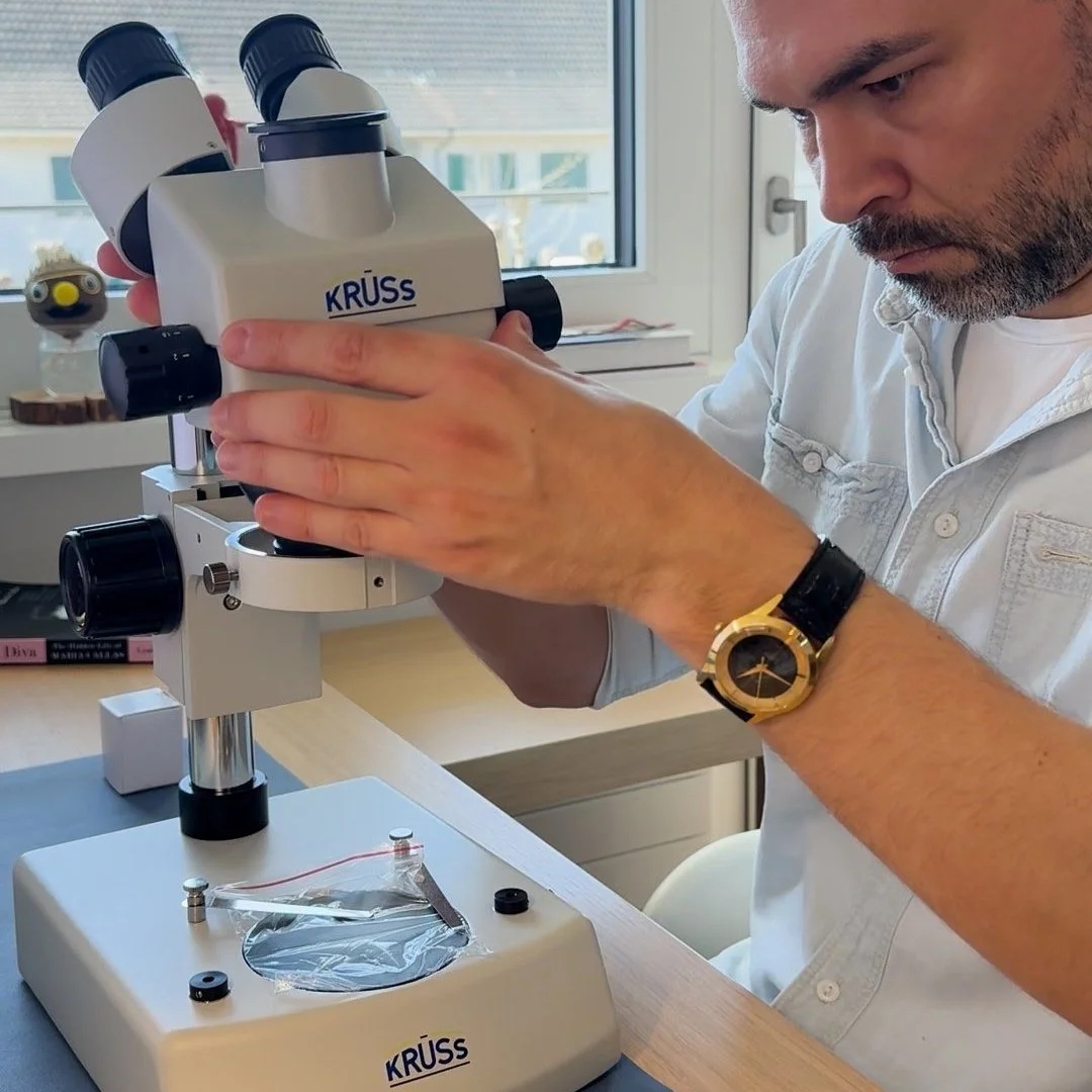 setting up a kruess gem microscope with zoom and darkfield illumination in a gem lab