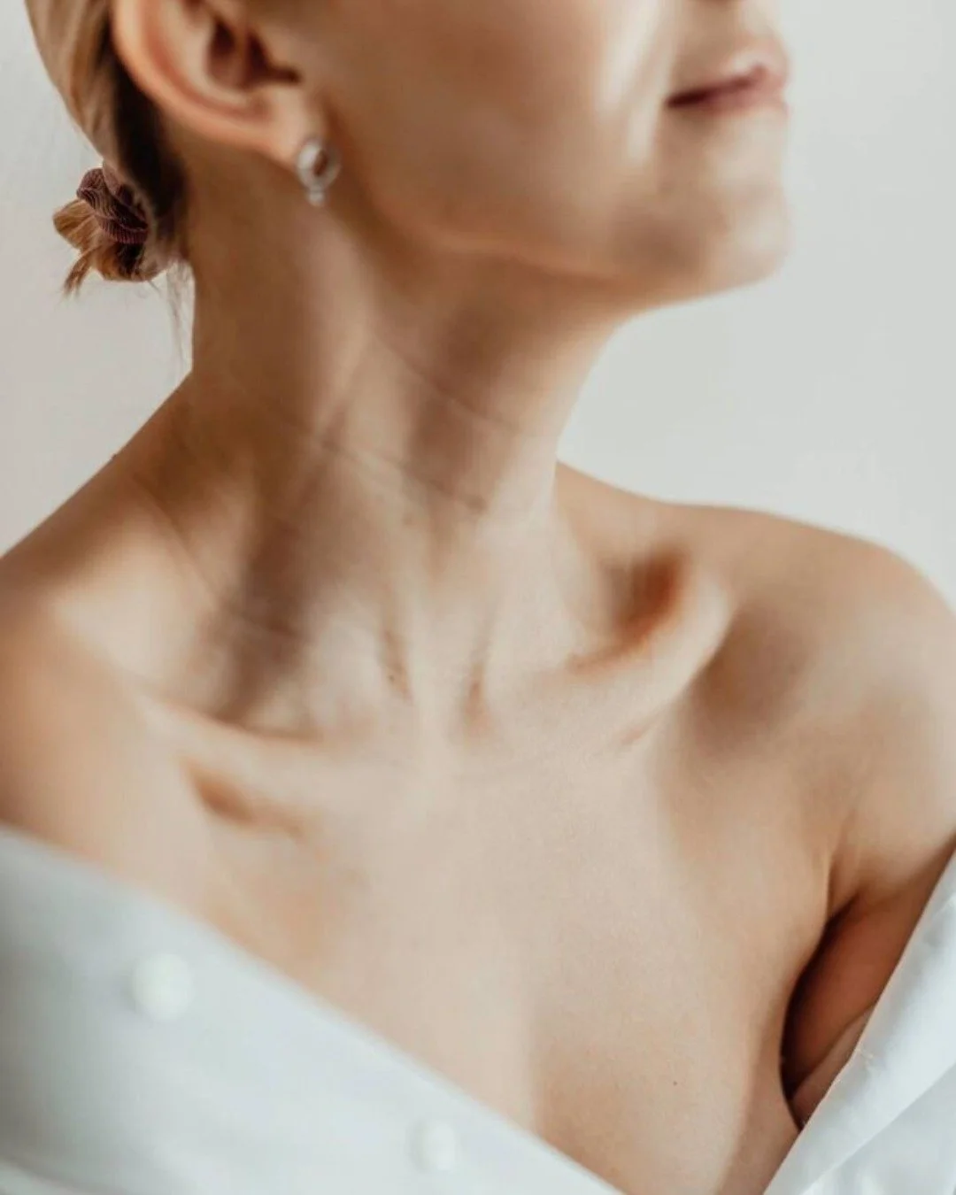 Ridules : premiers signes de l&rsquo;&acirc;ge ? ✨
Avec le temps, la peau &eacute;volue naturellement.
Les premi&egrave;res ridules apparaissent, la peau peut commencer &agrave; se rel&acirc;cher, les pores deviennent plus visibles et les premi&egrav