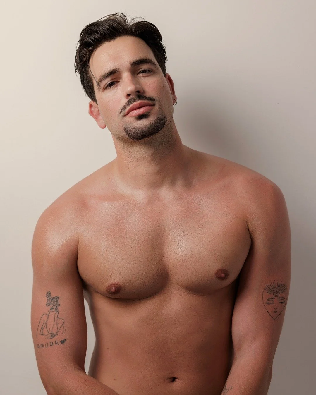 ✨ Les soins esth&eacute;tiques aussi pour les hommes ✨
Longtemps consid&eacute;r&eacute;s comme &laquo; une affaire de femmes &raquo;, les soins esth&eacute;tiques s&eacute;duisent de plus en plus d&rsquo;hommes. M&ecirc;me si les mentalit&eacute;s &