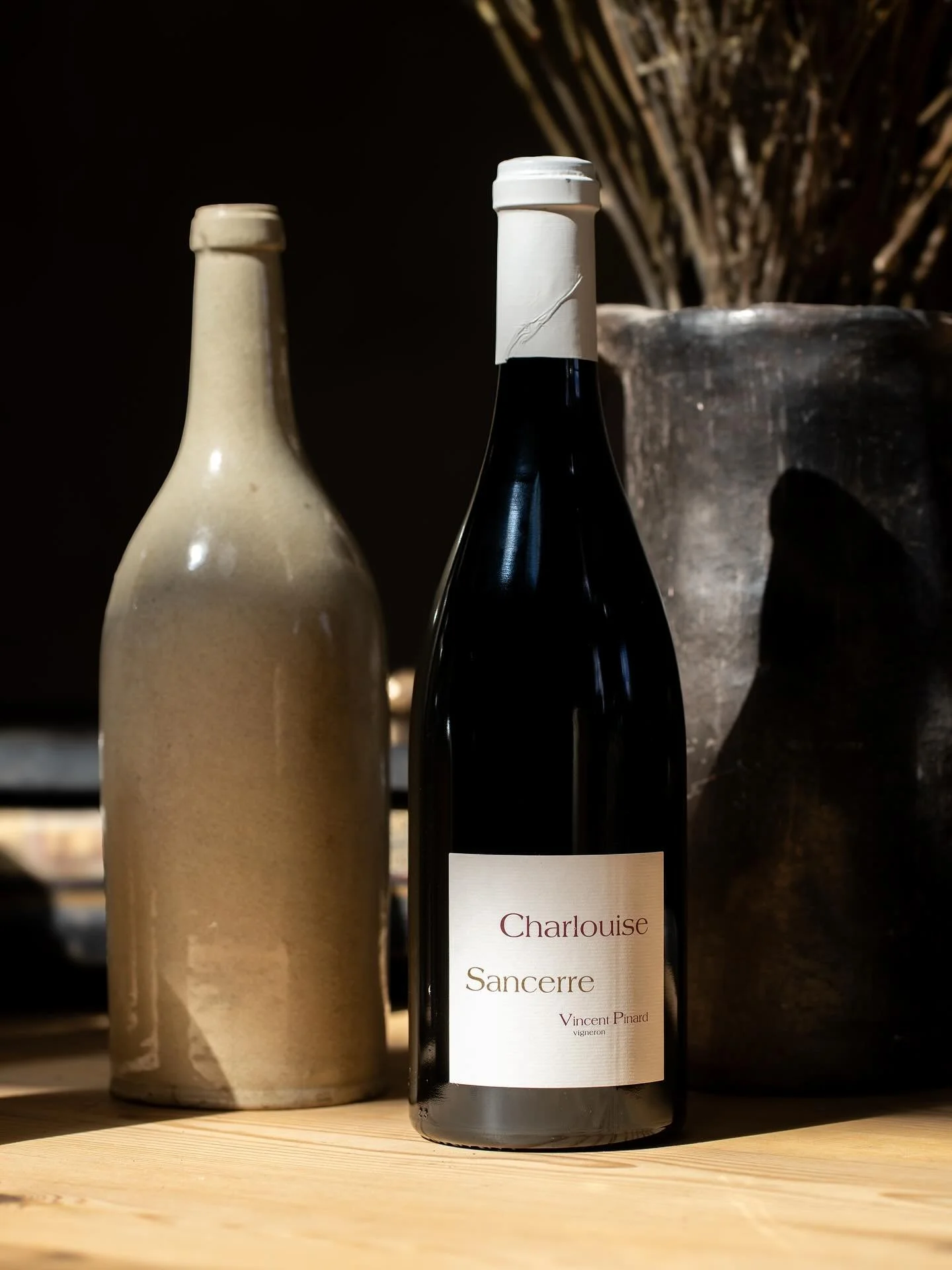 Au d&eacute;tour d&rsquo;une d&eacute;gustation, un Sancerre de Vincent Pinard .. une expression pure et complexe du pinot noir, cette grand cuv&eacute;e du Domaine vous s&eacute;duira par son &eacute;quilibre. 

📷 @helo_filmmaker