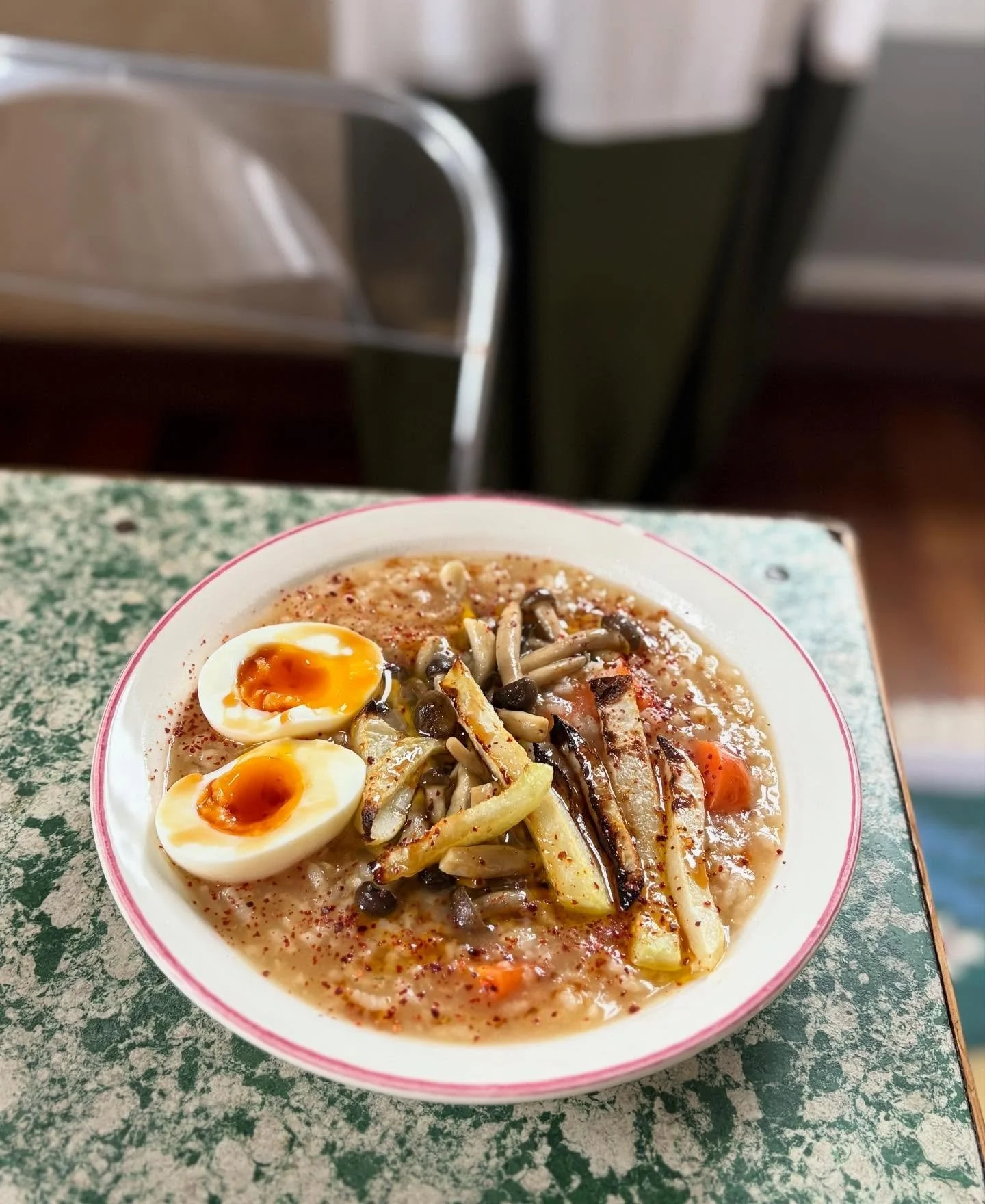 Congee chou rave, champignons chinois, piment 🌶️ 
Ce plat est un grand tonique de la sph&egrave;re digestive, notamment de la rate. Il est conseill&eacute; pour tous les d&eacute;s&eacute;quilibres de l&rsquo;estomac, mais aussi en reconstituant apr