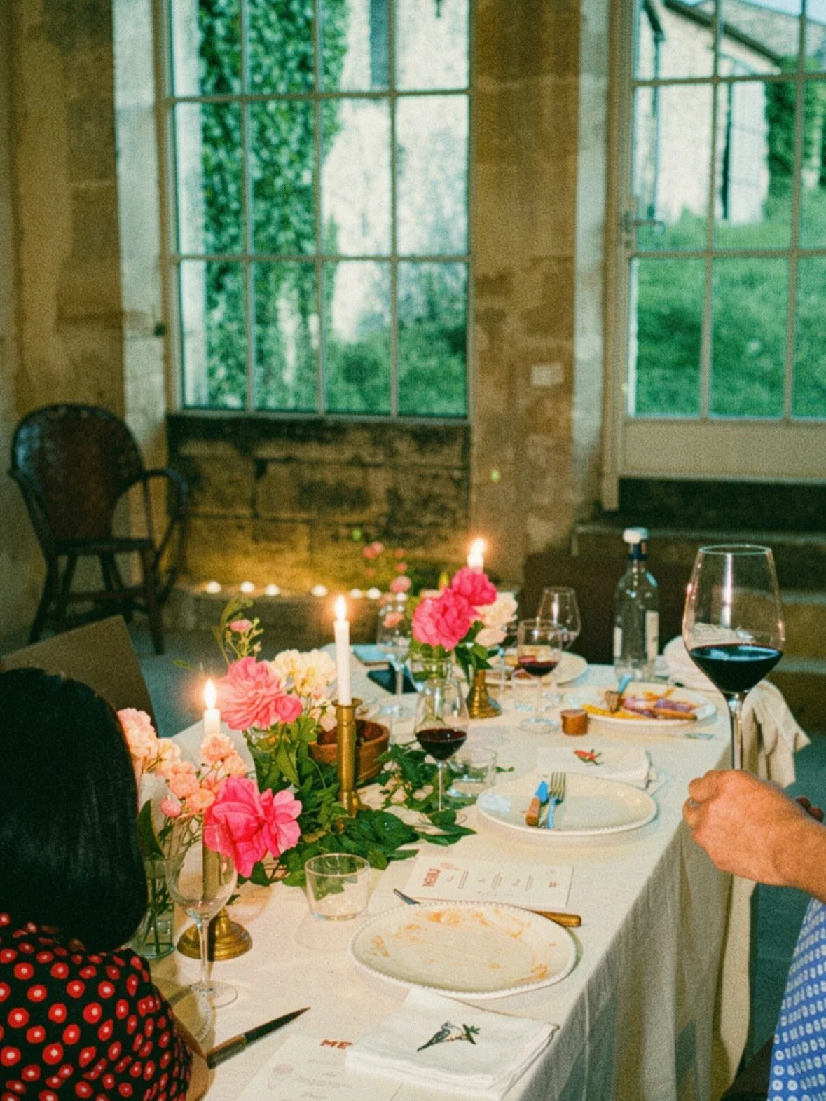 D&icirc;ner priv&eacute; sur-mesure pour c&eacute;l&eacute;brer un anniversaire dans l&rsquo;orangerie du Ch&acirc;teau Feret Lambert 🌻

Une tabl&eacute;e fleurie, cuisine de saison, un accord mets et vins autour des cuv&eacute;es de la famille @vig
