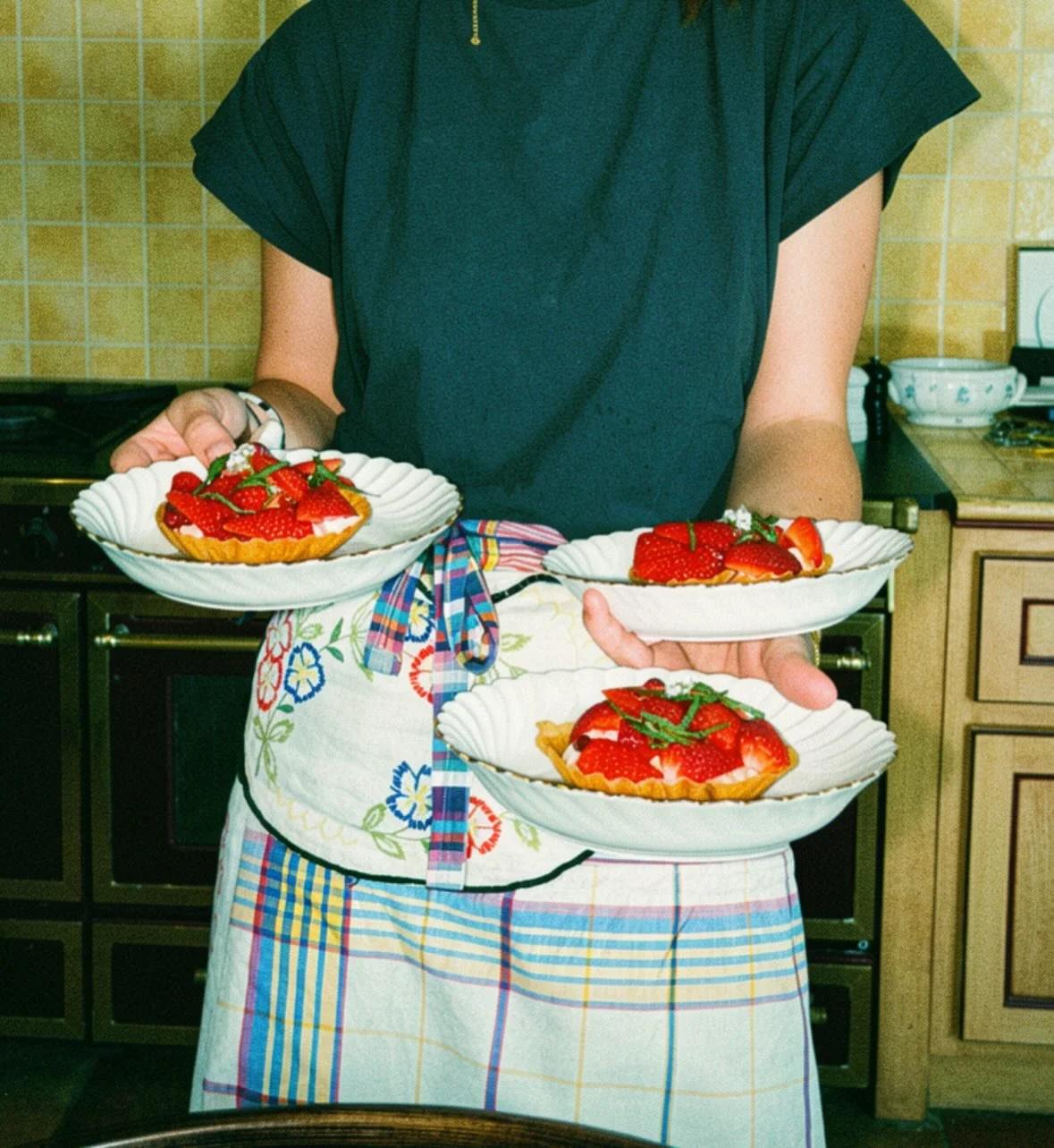 MAI 🌻🫶🏻 

1. Tartes fraise basilic 🍓
2. Buffet fait avec ❤️, les fameux oeufs mayo &agrave; l&rsquo;estragon 
3. Houmous et petit l&eacute;gumes 
4. Archie 🐶
5. Les premi&egrave;res fleurs de courgettes 
6. D&eacute;jeuner pour le ch&acirc;teau 