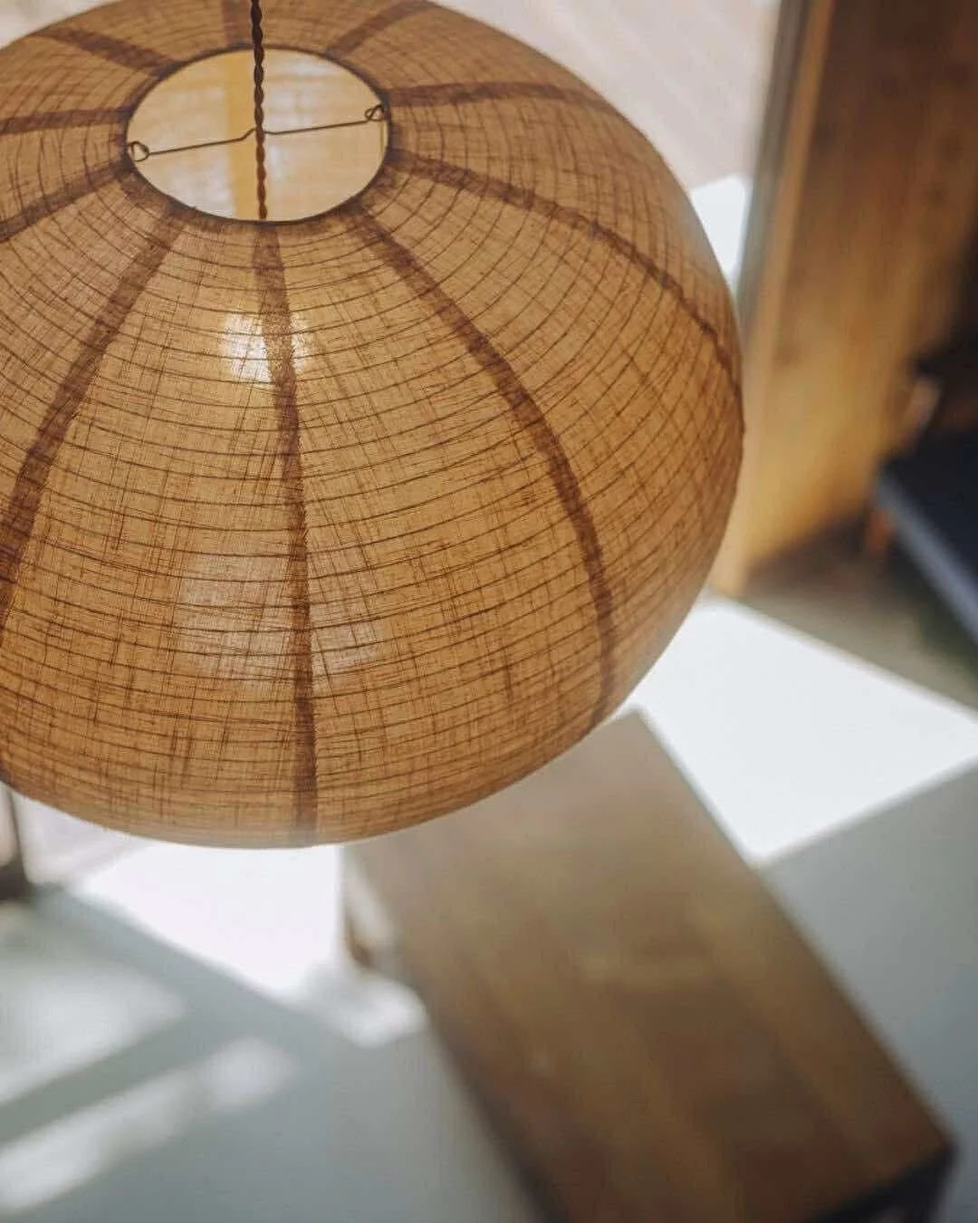 インテリアはアンティークから北欧家具までジャンルにとらわれず、その部屋に合うものを一つひとつ丁寧に選んで調達しています。

照明も、有名作家による存在感ある作品から、あえて素朴で控えめなものまでさまざま。

組み合わせに統一感はないかもしれませんが、その不揃いさがシーダーハウスと安曇野の空気に自然と馴染み、どこか居心地の良い空間を生み出しています。

＝＝＝

The interior design is curated without being bound by any particular