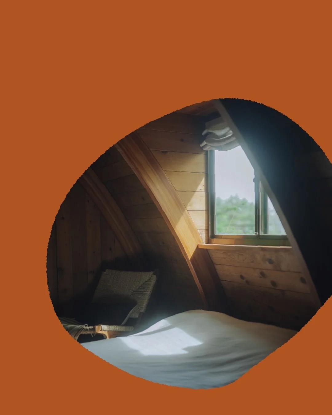 寝室は2階にダブルベッドを、1階奥の部屋にはシングルベッドを2台ご用意しています。

2階の寝室には東向きの窓があり、柔らかな朝日が差し込み、心地よい目覚めをもたらしてくれます。

また、2階の踊り場と寝室にはデスクを配置。自然に囲まれた空間で、ふと日常から離れてペンを走らせれば、新しい発想や気づきに出会えるかもしれません。

静けさに包まれたこの場所で、心と身体を解き放ちながら、特別な滞在をお楽しみください。

＝＝＝

The second floor bedroom is furnishe